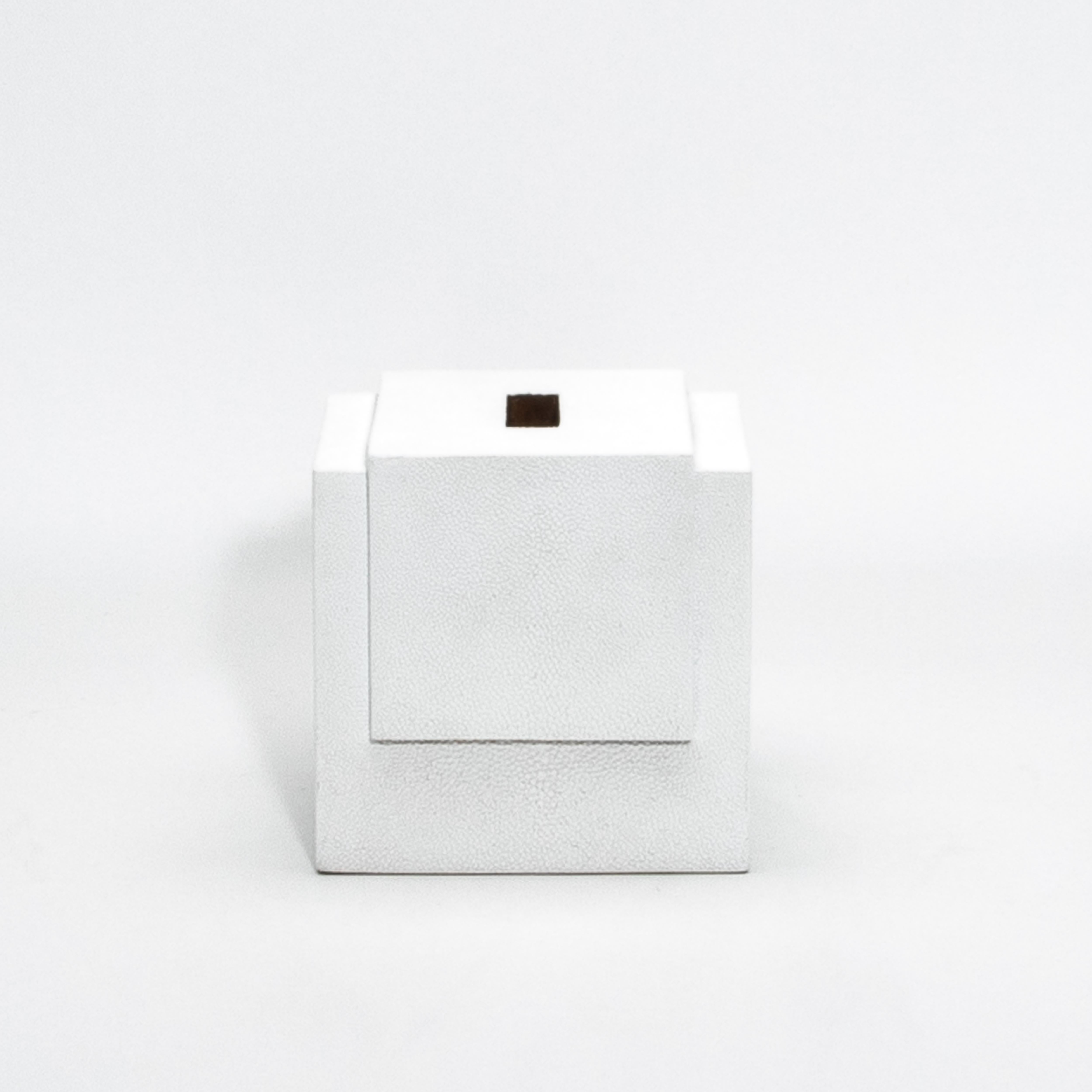 Caja de pañuelos en piel de zapa blanca by R & Y Augousti Filipino en venta