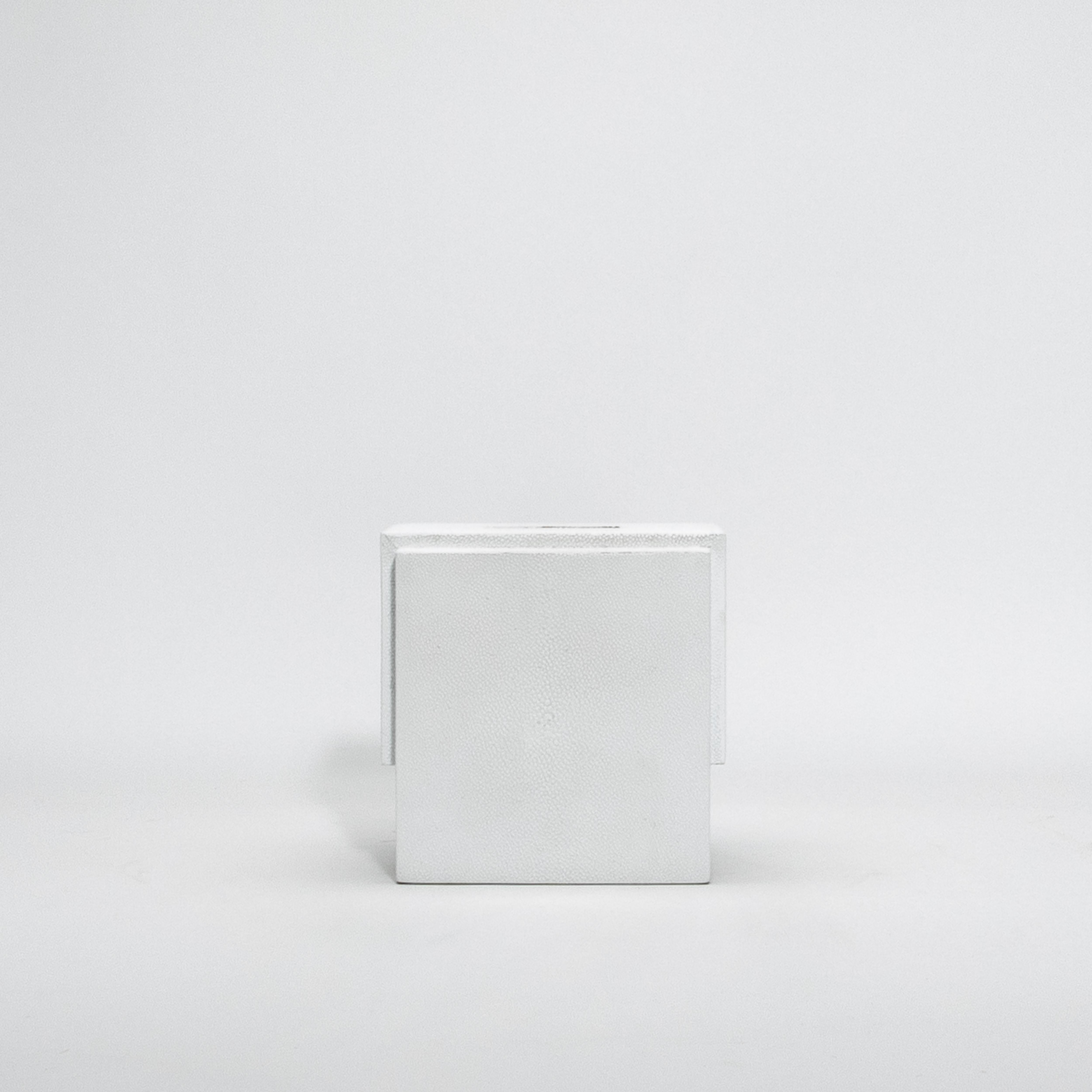 Caja de pañuelos en piel de zapa blanca by R & Y Augousti Hecho a mano en venta