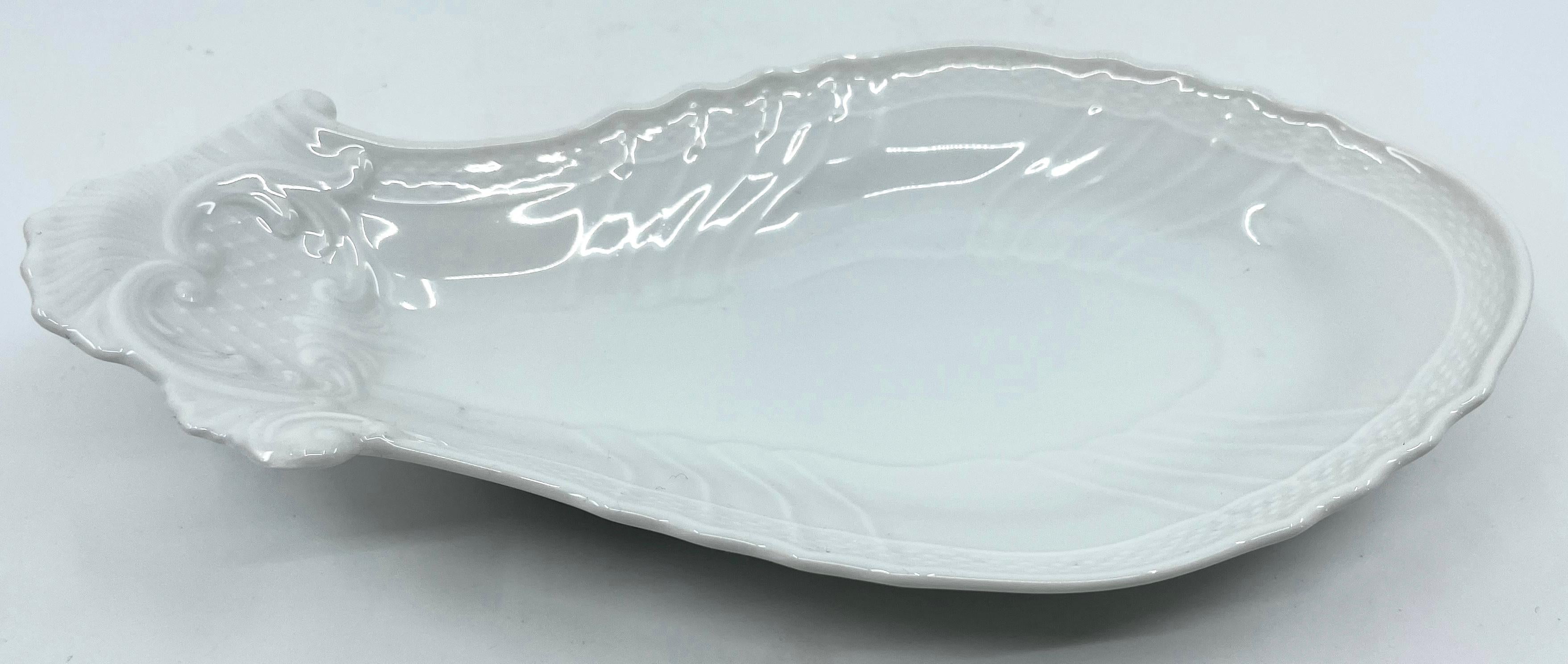 White Shaped Candy Dish In Good Condition For Sale In New York, NY