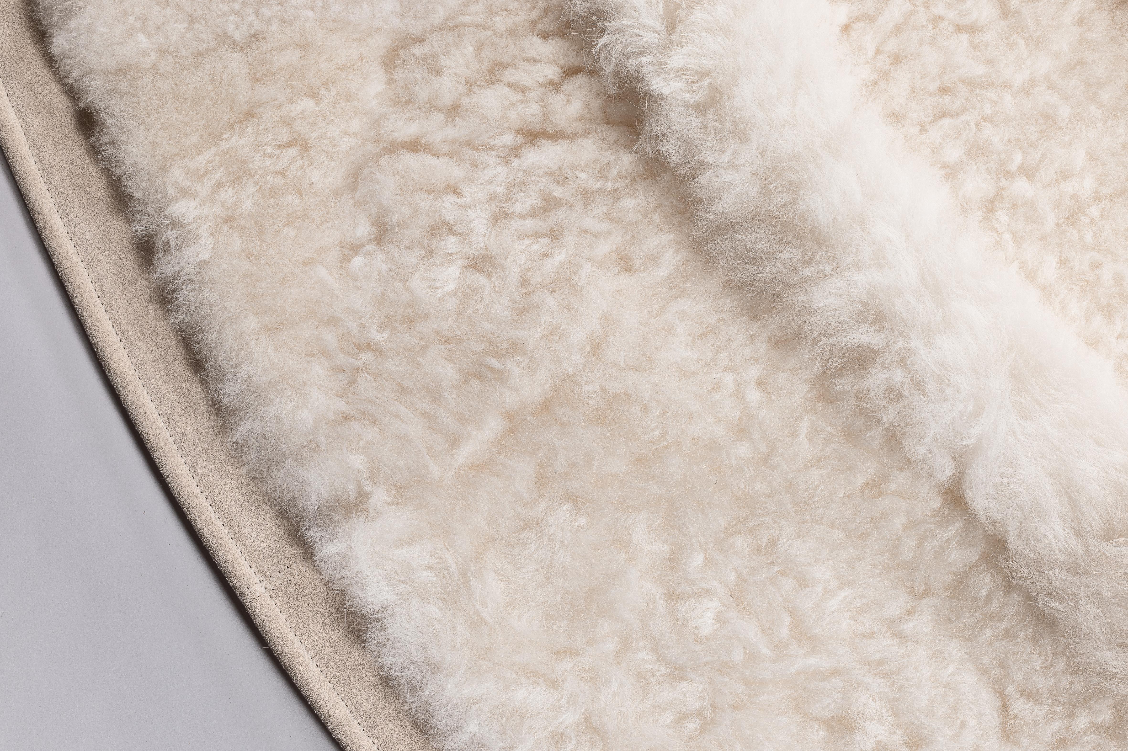 White Sheepskin and Lambskin Rug, Eupraxia, Handmade in France In New Condition For Sale In ROSHEIM, FR