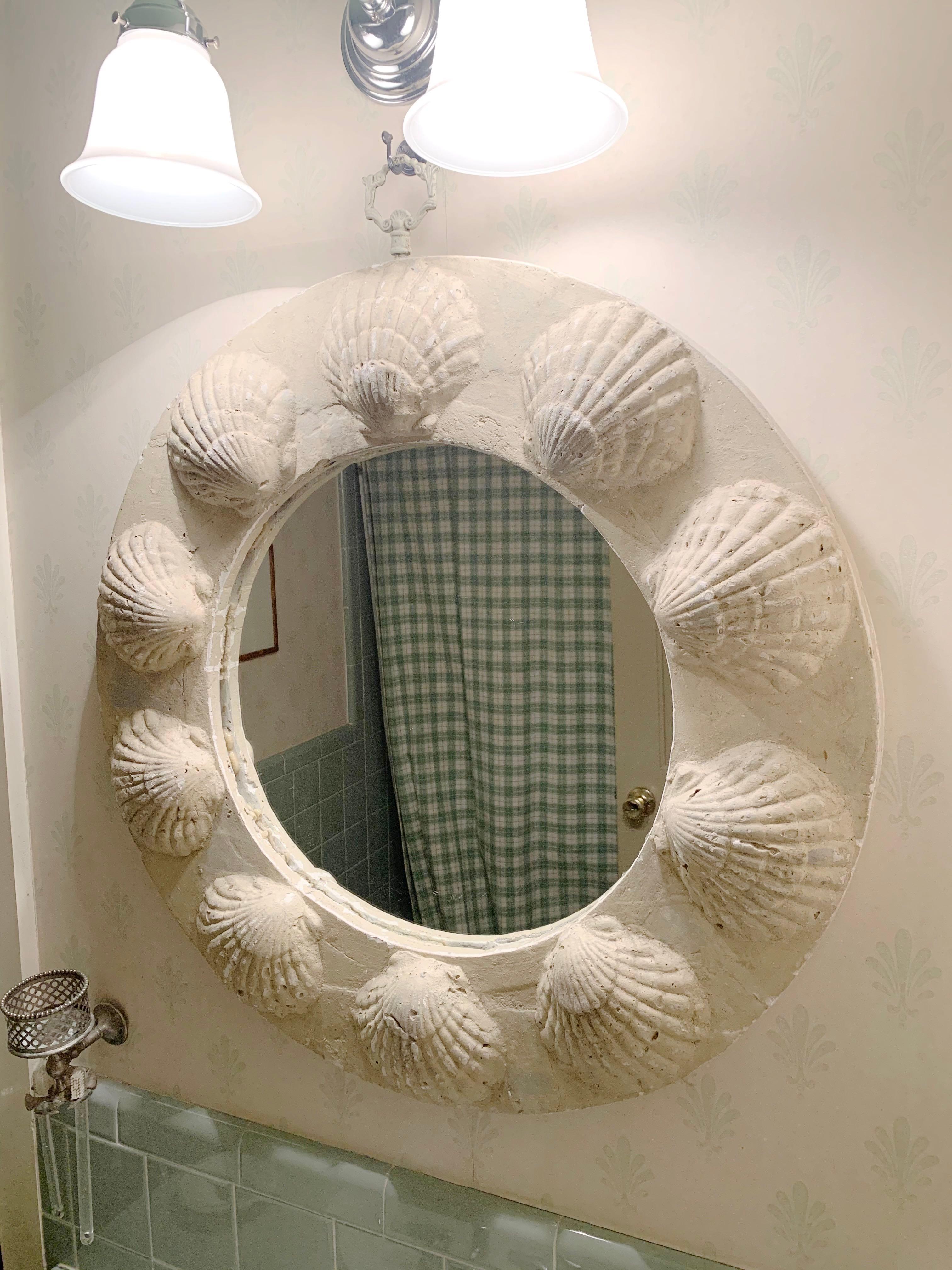 White Shell Motif Round Plaster Frame Mirror, France, Midcentury In Good Condition In New York, NY
