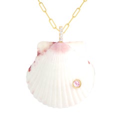 Ciondolo a forma di conchiglia bianca con diamante e zaffiro rosa
