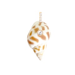 Pendentif en forme de coquillage blanc avec diamant et saphir blanc