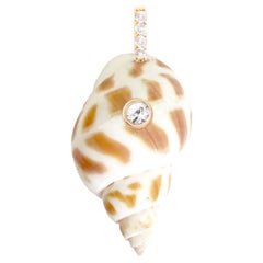 Pendentif en forme de coquillage blanc avec diamant et saphir blanc