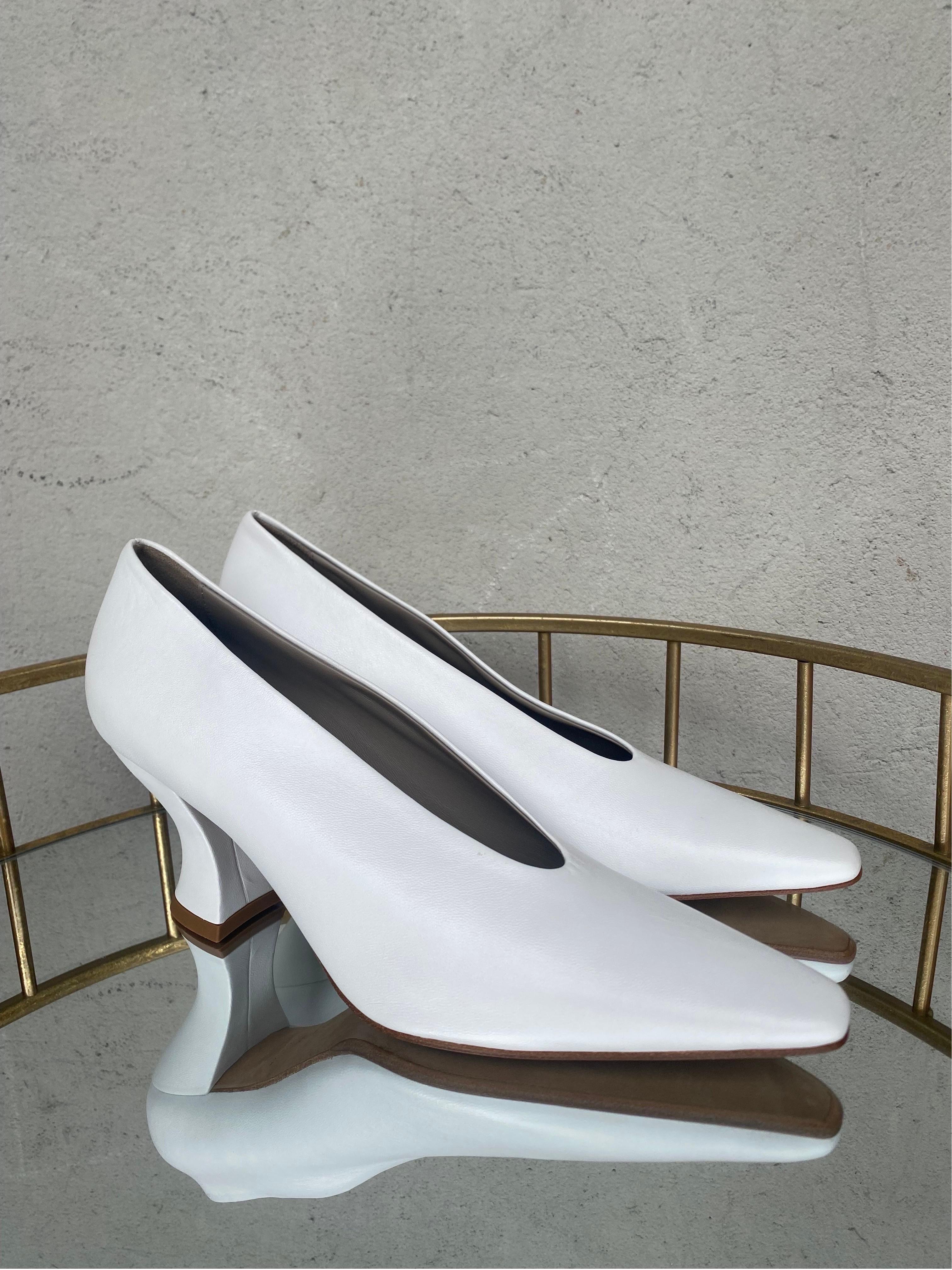 In soft white nappa. Gray interior.
Number 39.
Sole length 25 cm
8cm heel
In excellent condition, used very little. Practically like new.
With original powder.