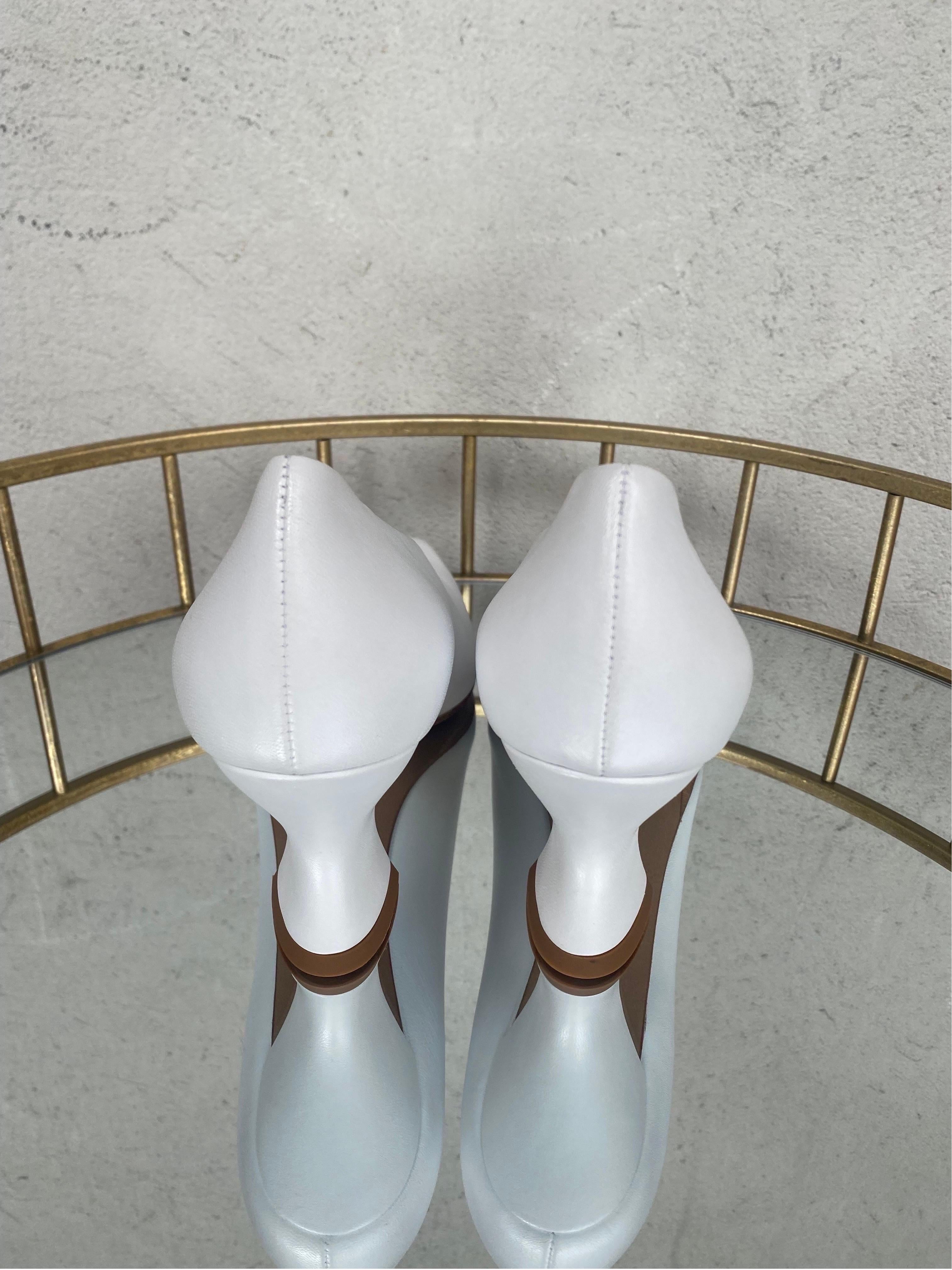 Bottega Veneta Weiße Schuhe für Damen oder Herren im Angebot