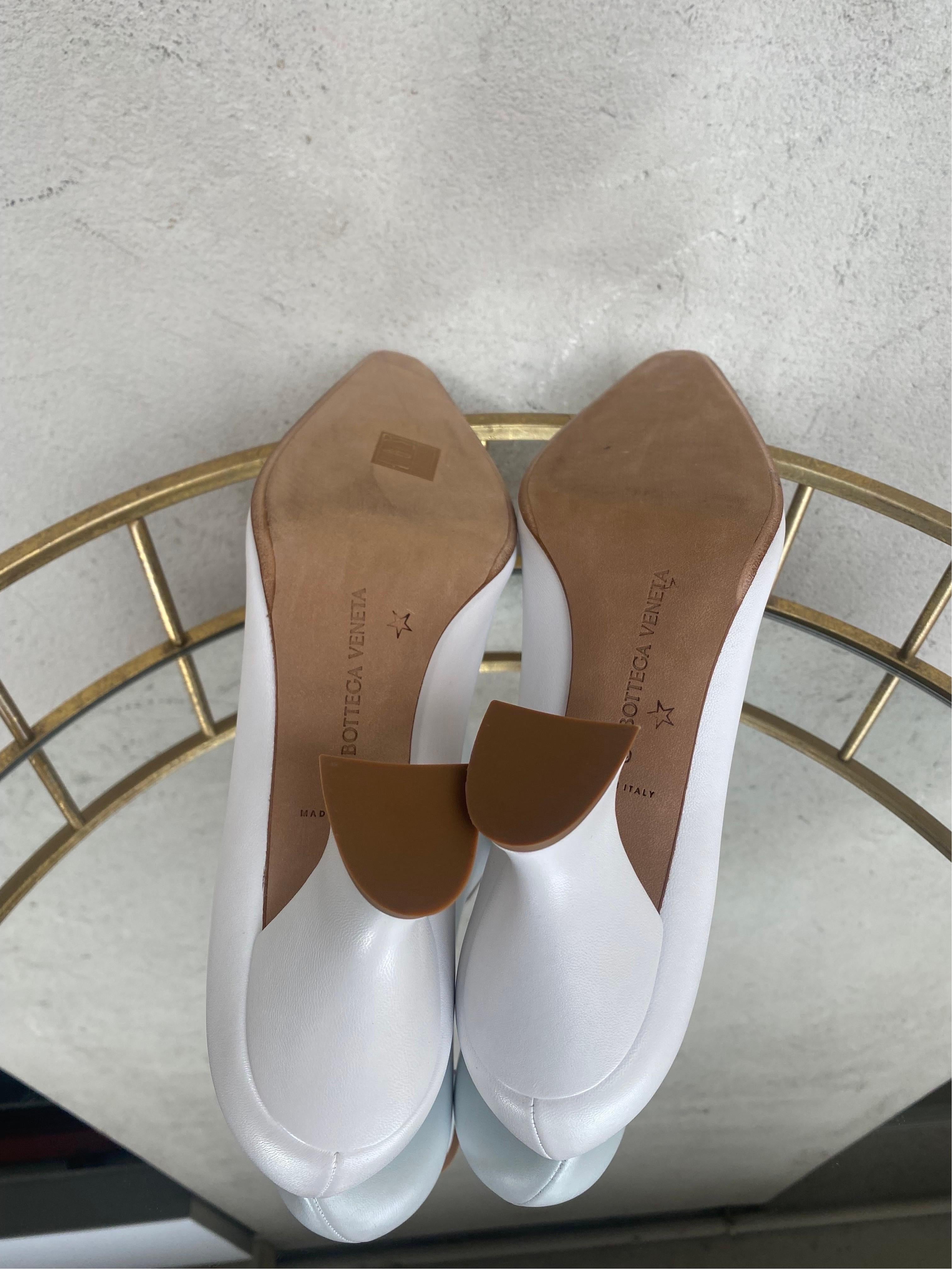 Bottega Veneta Weiße Schuhe im Angebot 1