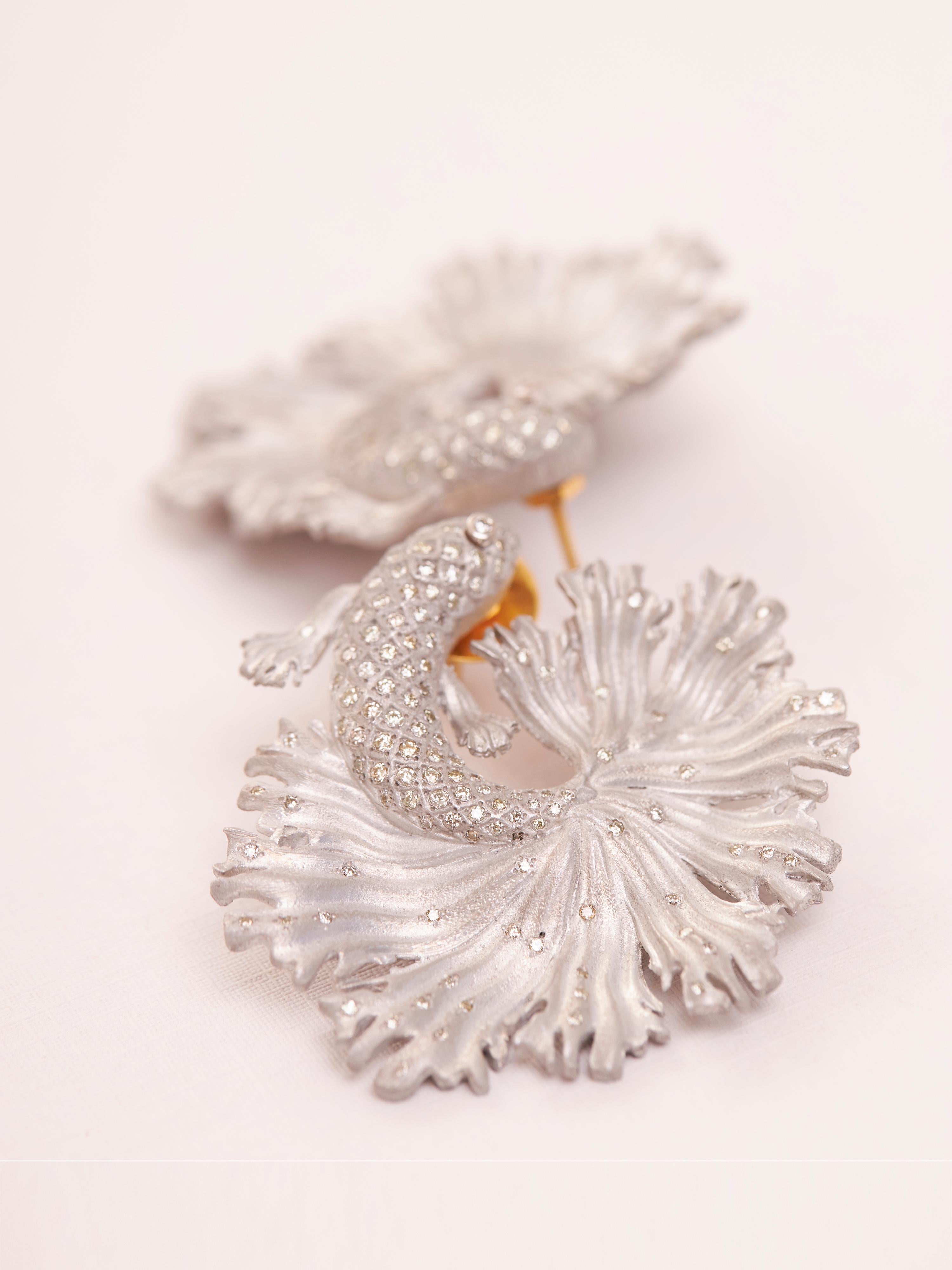 Contemporaneo Orecchini con pesce combattente siamese bianco - Alluminio riciclato, oro 18 carati e diamanti in vendita