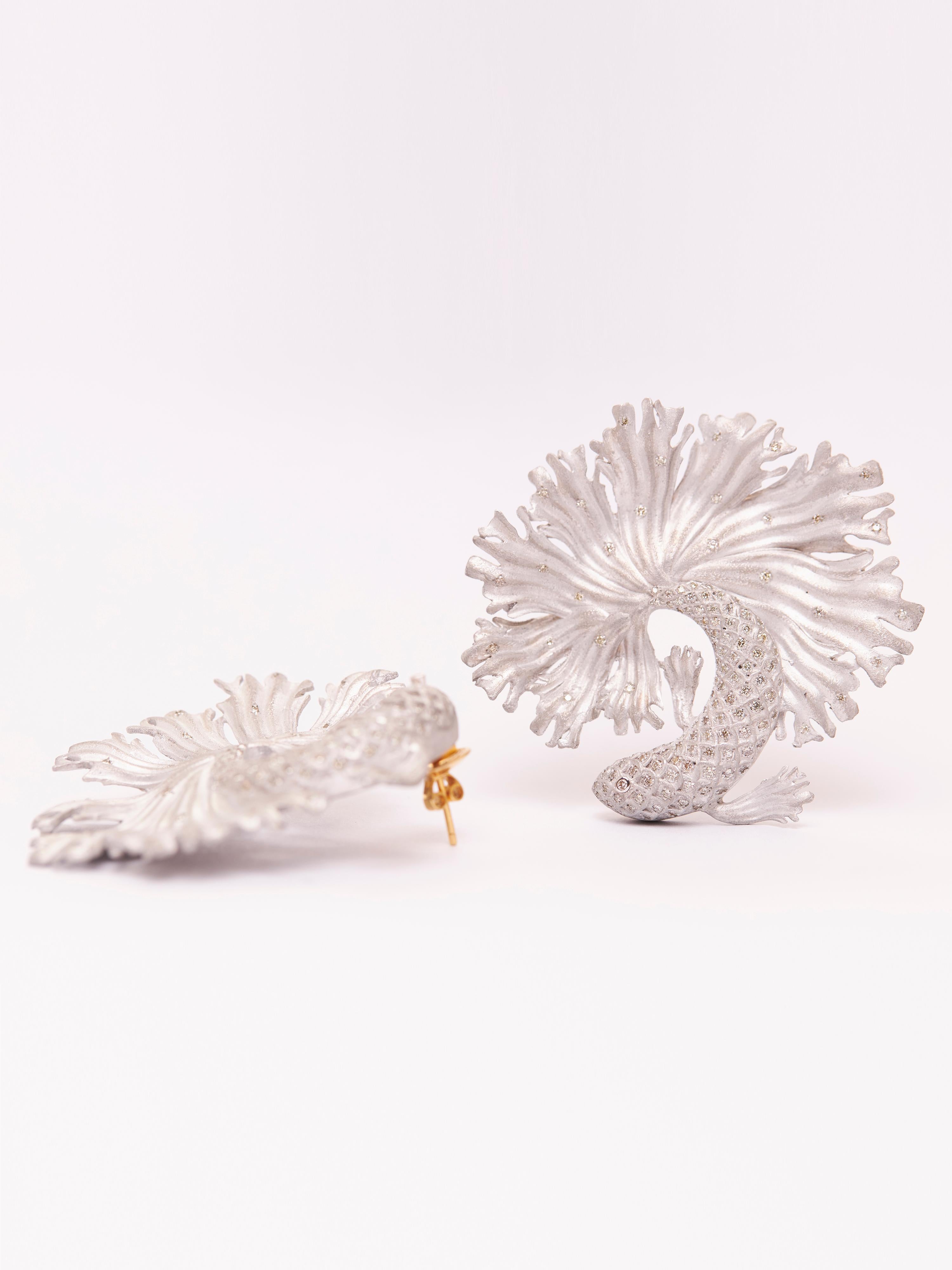 Taglio rotondo Orecchini con pesce combattente siamese bianco - Alluminio riciclato, oro 18 carati e diamanti in vendita