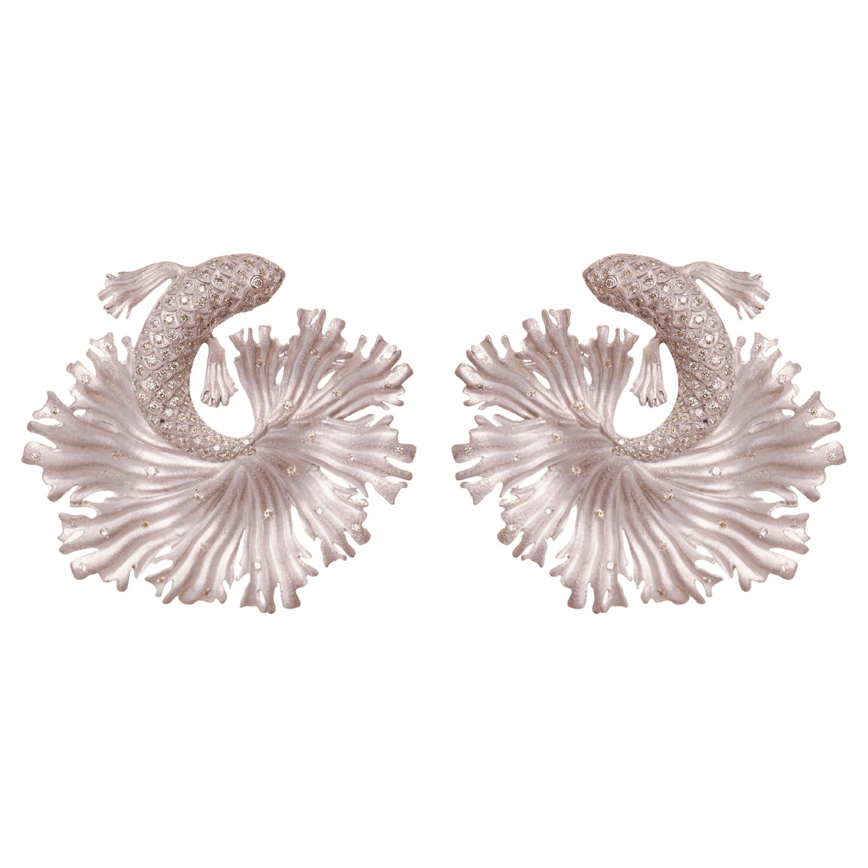 Orecchini con pesce combattente siamese bianco - Alluminio riciclato, oro 18 carati e diamanti in vendita