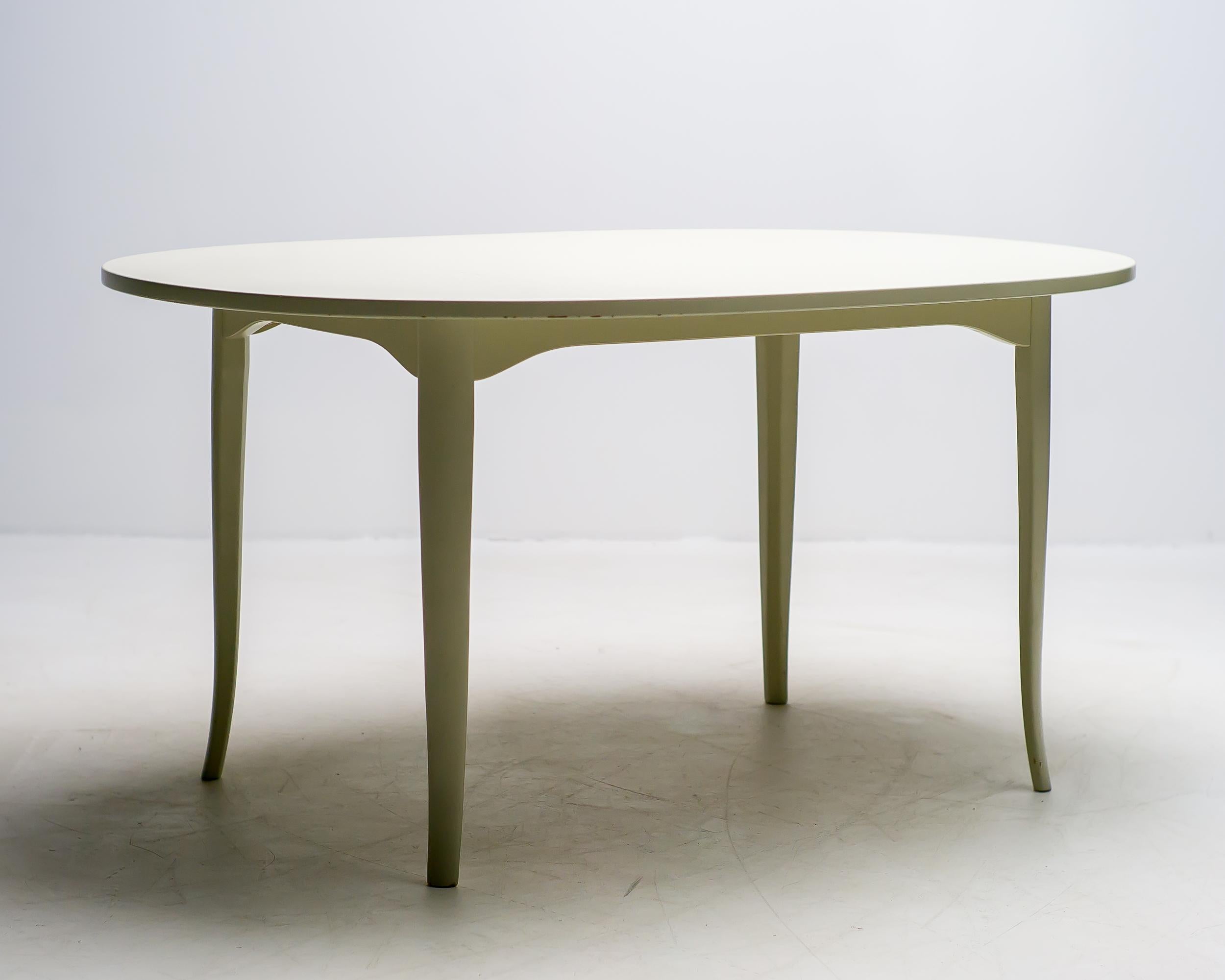 Élégante table d'appoint en acajou laqué blanc osseux, conçue par Carl Malmsten pour Möbel Komponerad AV. Cette table a été aimée pendant ses nombreuses années d'existence et se trouve dans un bel état vintage.
Marqué d'un médaillon en bronze.

Carl
