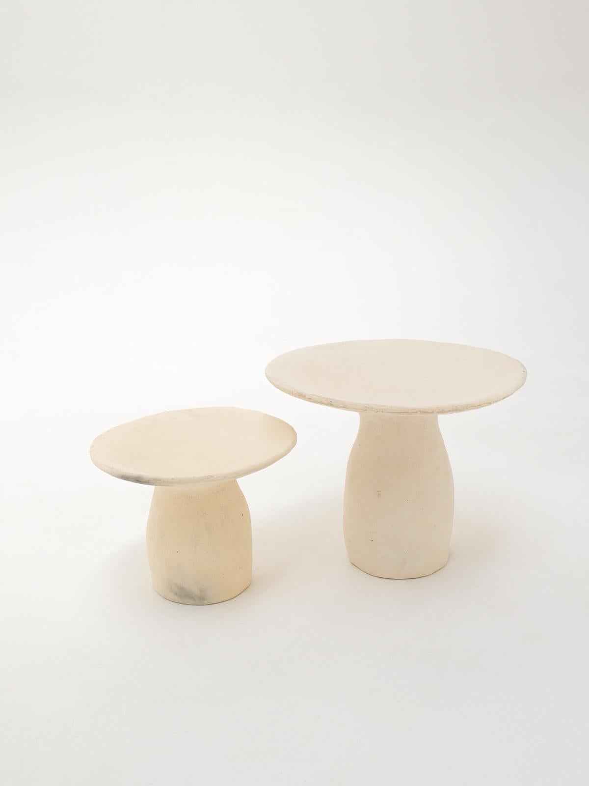 Arts and Crafts Tables d'appoint blanches fabriquées à la main en argile locale, pigments naturels en vente