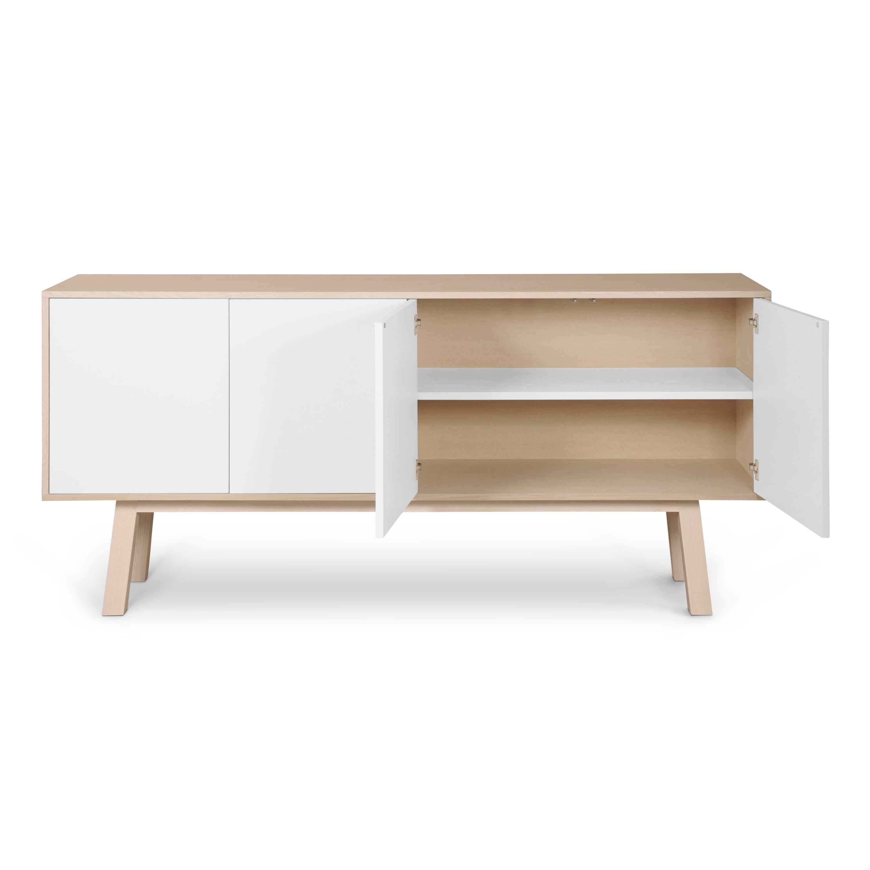 White 4-Door Sideboard Buffet Credenza designed by Eric Gizard in Paris In New Condition For Sale In Landivy, FR