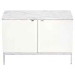 Buffet blanc avec dessus en marbre de Florence Knoll