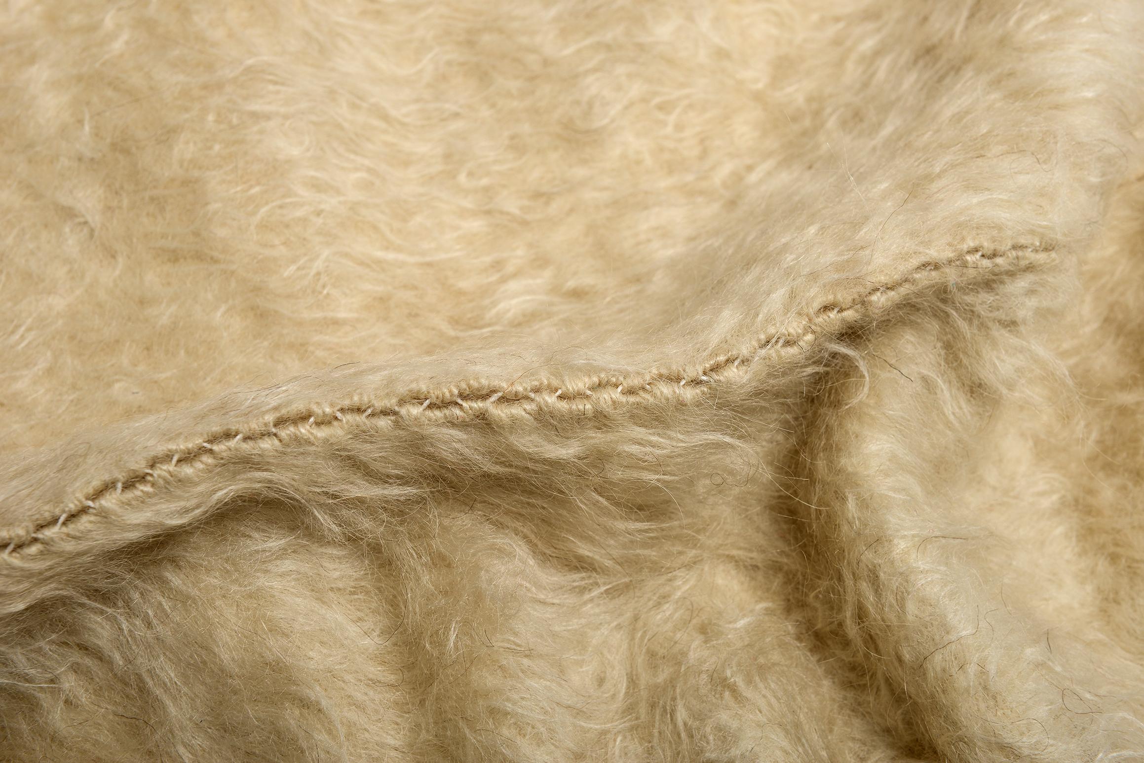 White Mohair Wool  SIIRT Weaving Carpet im Zustand „Gut“ in Alessandria, Piemonte
