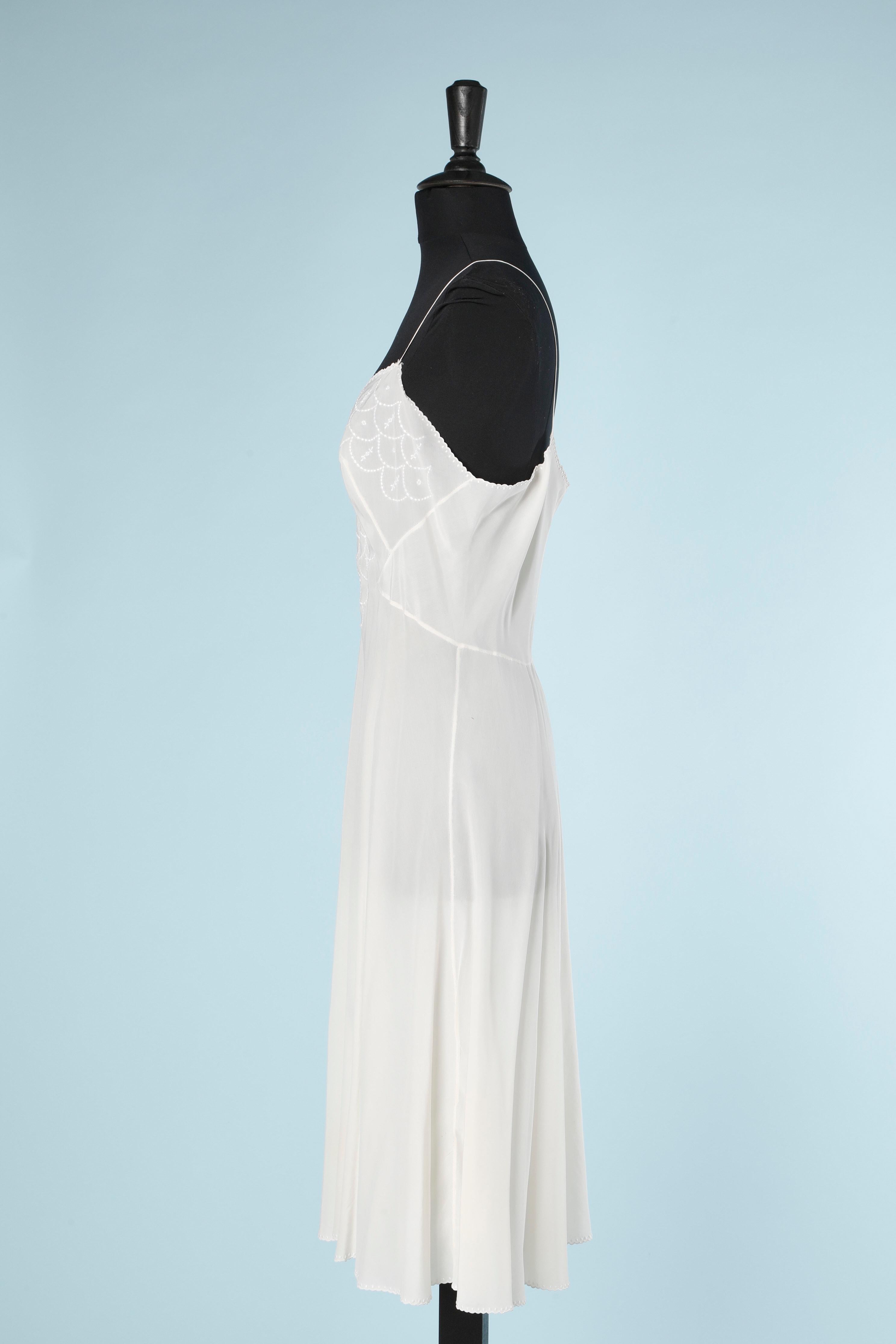 Weißes, mit Seide besticktes Slip-Kleid aus Seide, um 1930  (Grau) im Angebot