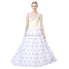 Weißes Seidenkleid mit gestickten Rosen und Perlenstickerei