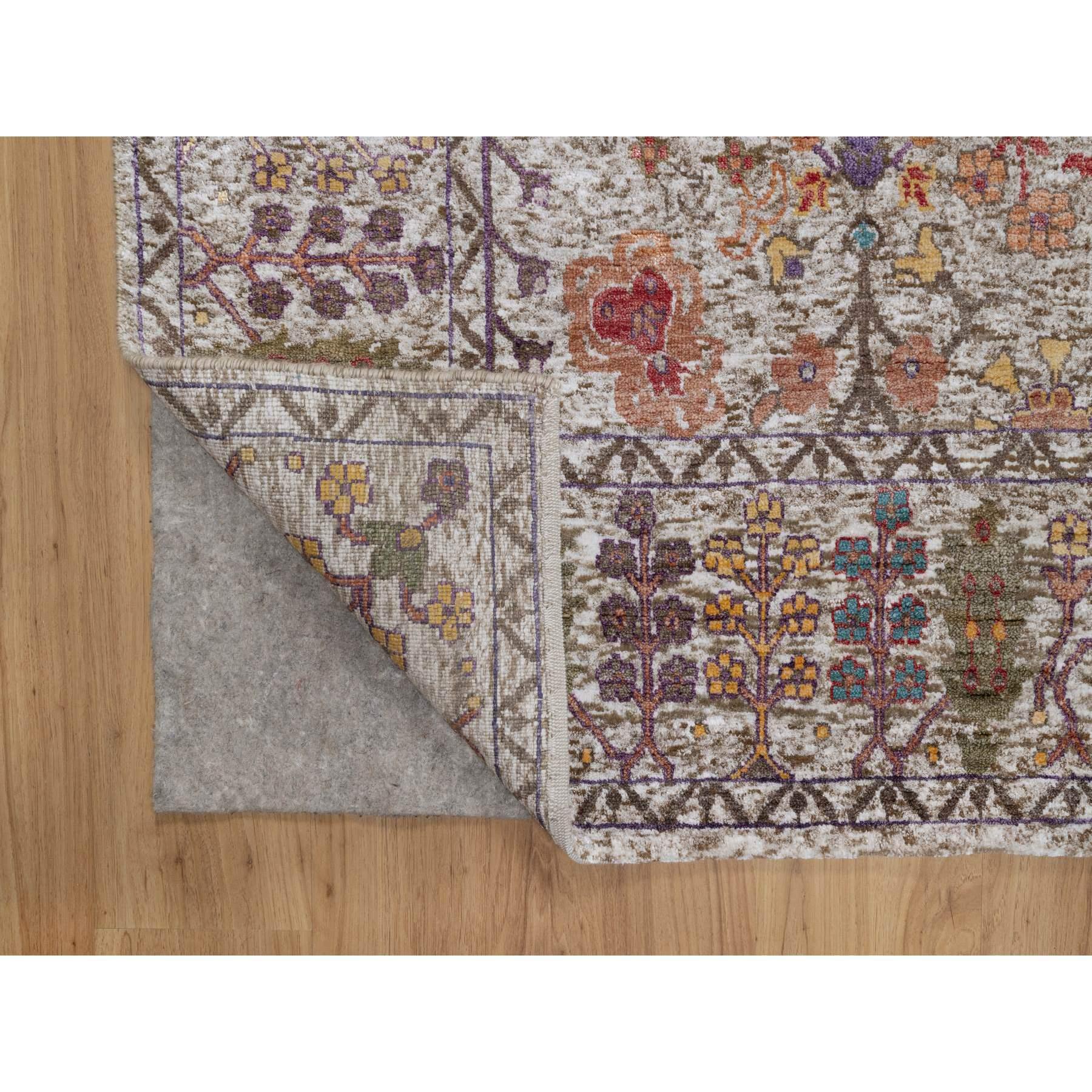 Orientalischer Teppich aus weißer Seide mit strukturierter Wolle, handgeknüpft, Vasendesign, 6'2