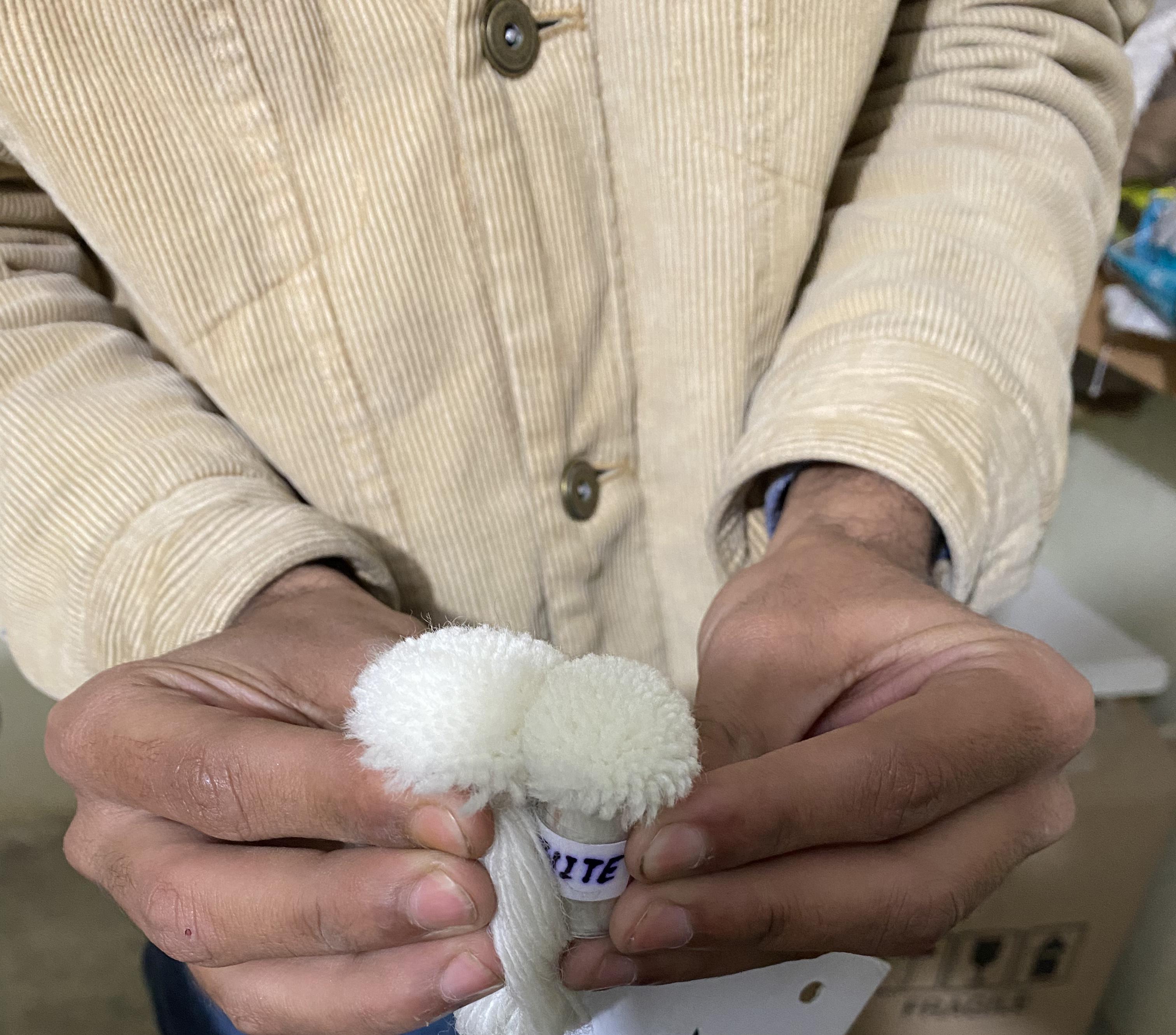 Tapis indien noué à la main, de soie blanche et floral abstrait de la plus haute qualité en vente 12