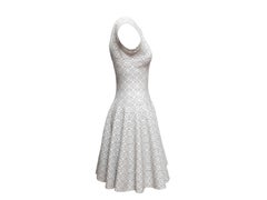 Vestido ajustado y acampanado de Alaia con mangas casquillo, en blanco y plata, talla FR 42