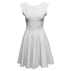 Vestido ajustado y acampanado de Alaia con mangas casquillo, en blanco y plata, talla FR 42
