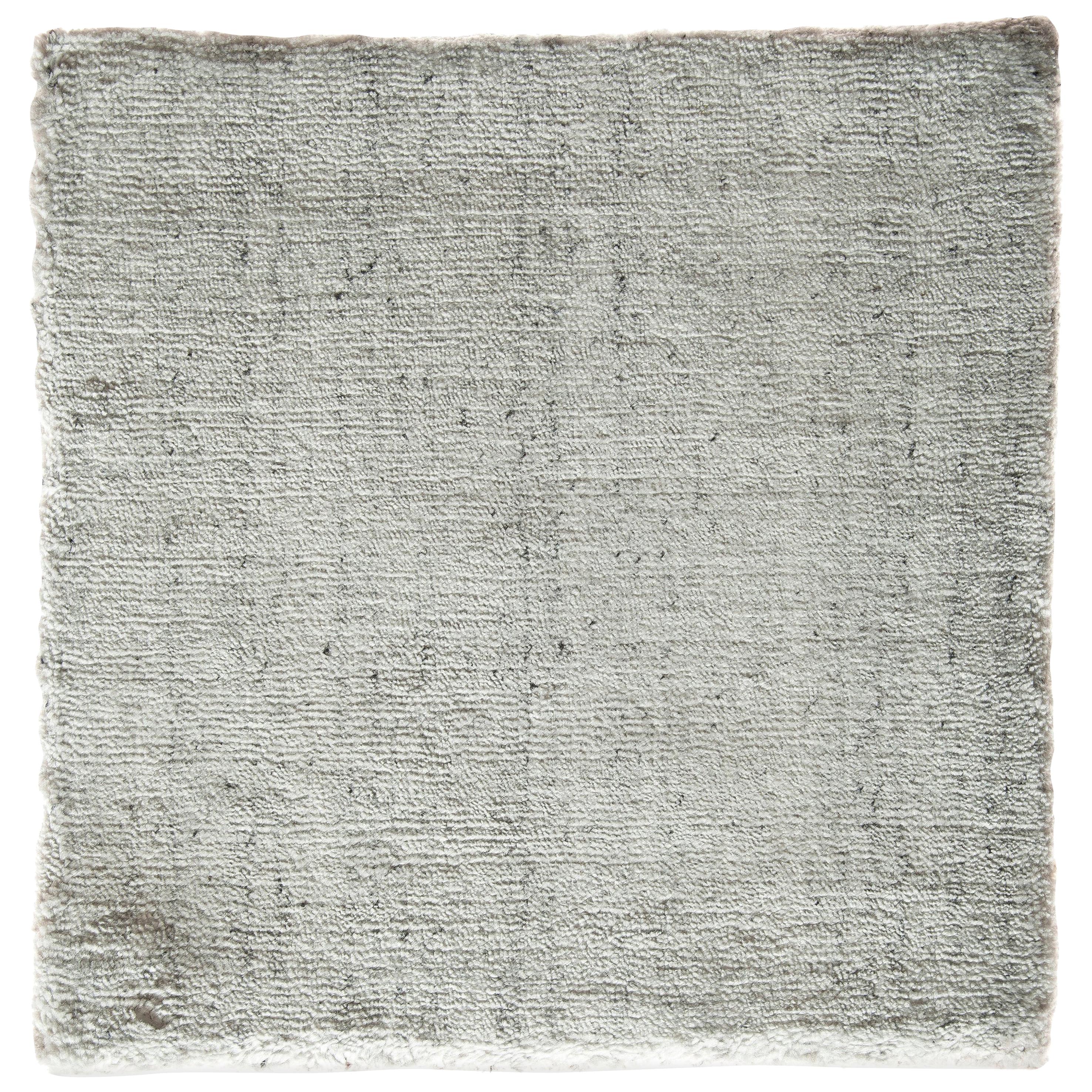 Moderner moderner handgewobener quadratischer Teppich aus weißer und schieferfarbener Bambusseide