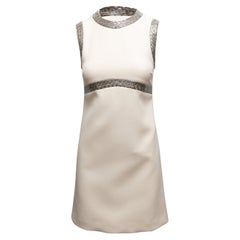 Weißes & silbernes Celine verschönertes ärmelloses Minikleid