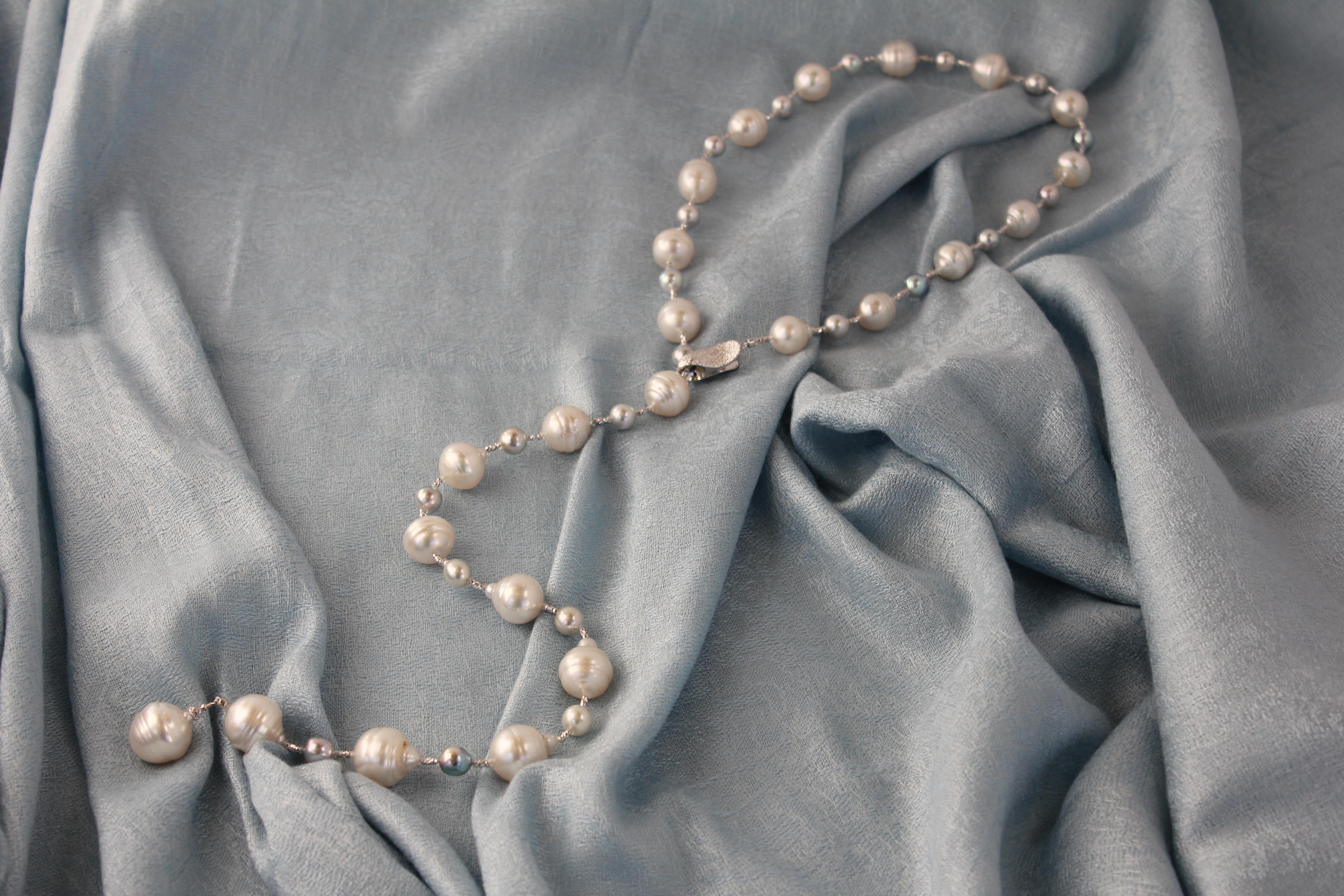 Moderne Collier Lariat en argent blanc et perles des mers du Sud avec fermoir réglable en or blanc 18 carats en vente