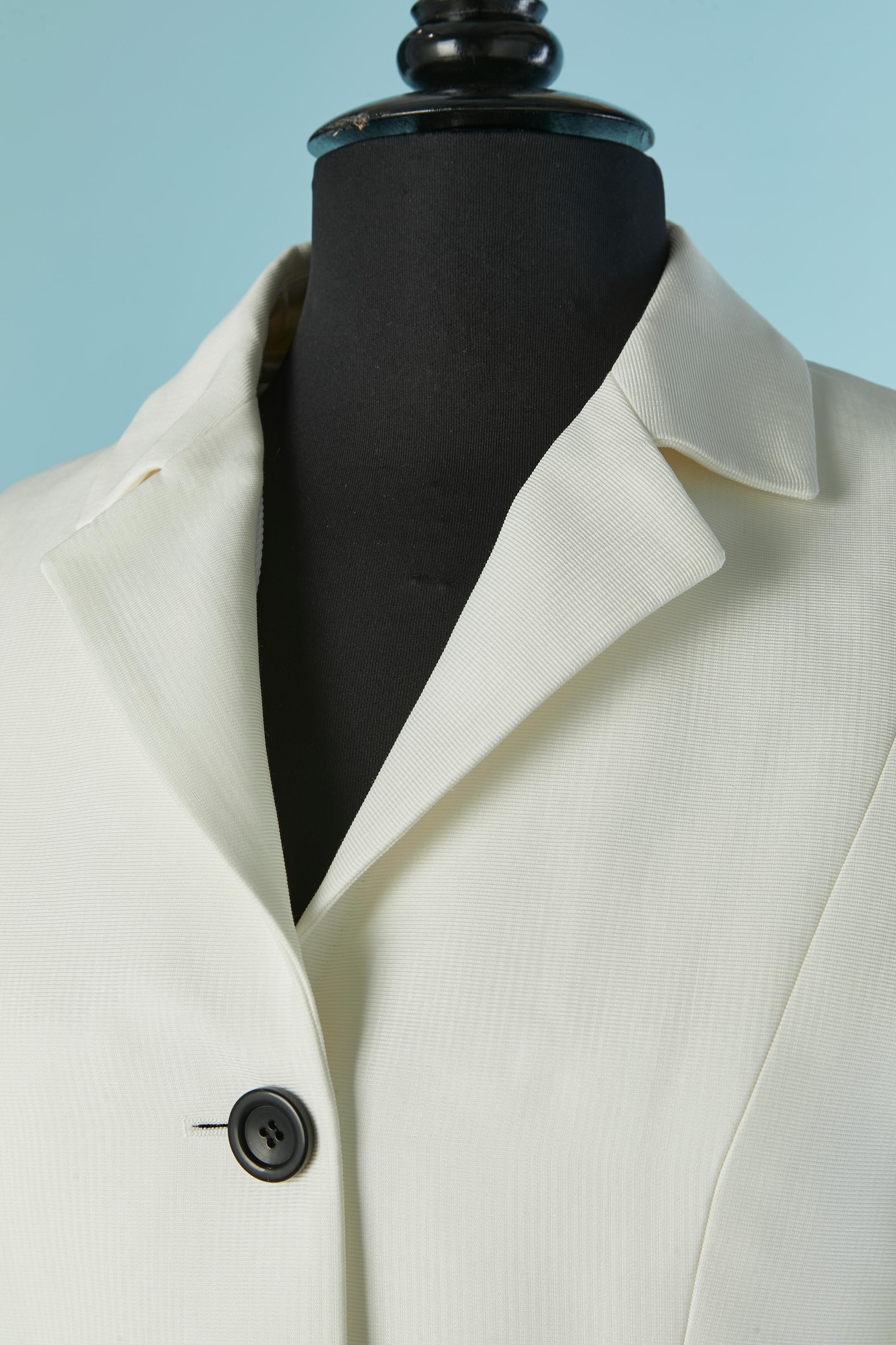 Weißer Einreiher Bar Jacke mit gepolsterter Weste darunter. Kein Etikett für die Stoffzusammensetzung, aber der Hauptstoff ist wahrscheinlich aus Reps. Gepolsterte, abnehmbare Weste aus Nylon oder Polyester innen. Knopf- und Knopflochverschluss in