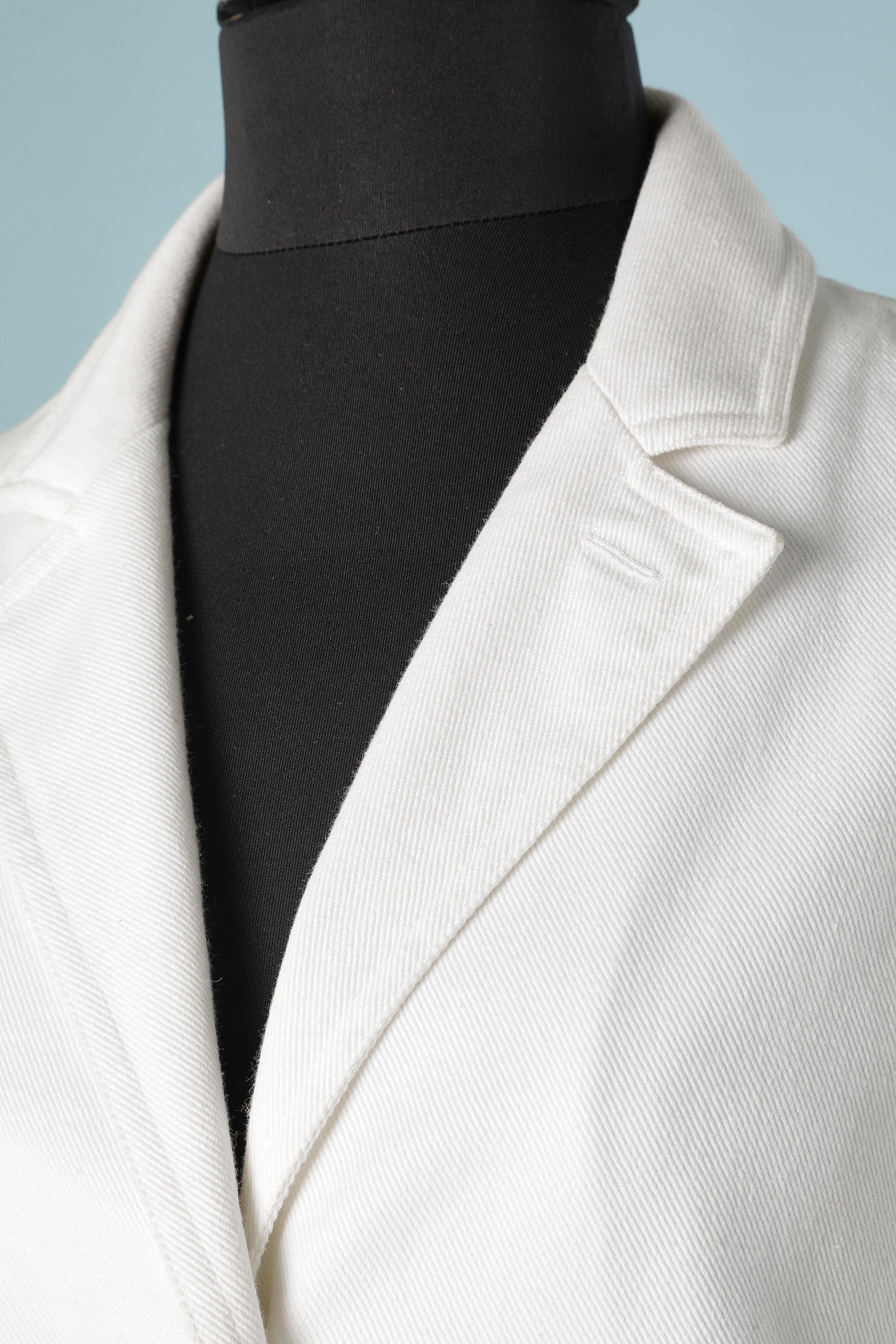 Veste blanche en coton à simple boutonnage avec boutons de la marque. Pas de doublure.
TAILLE 36 (S) 