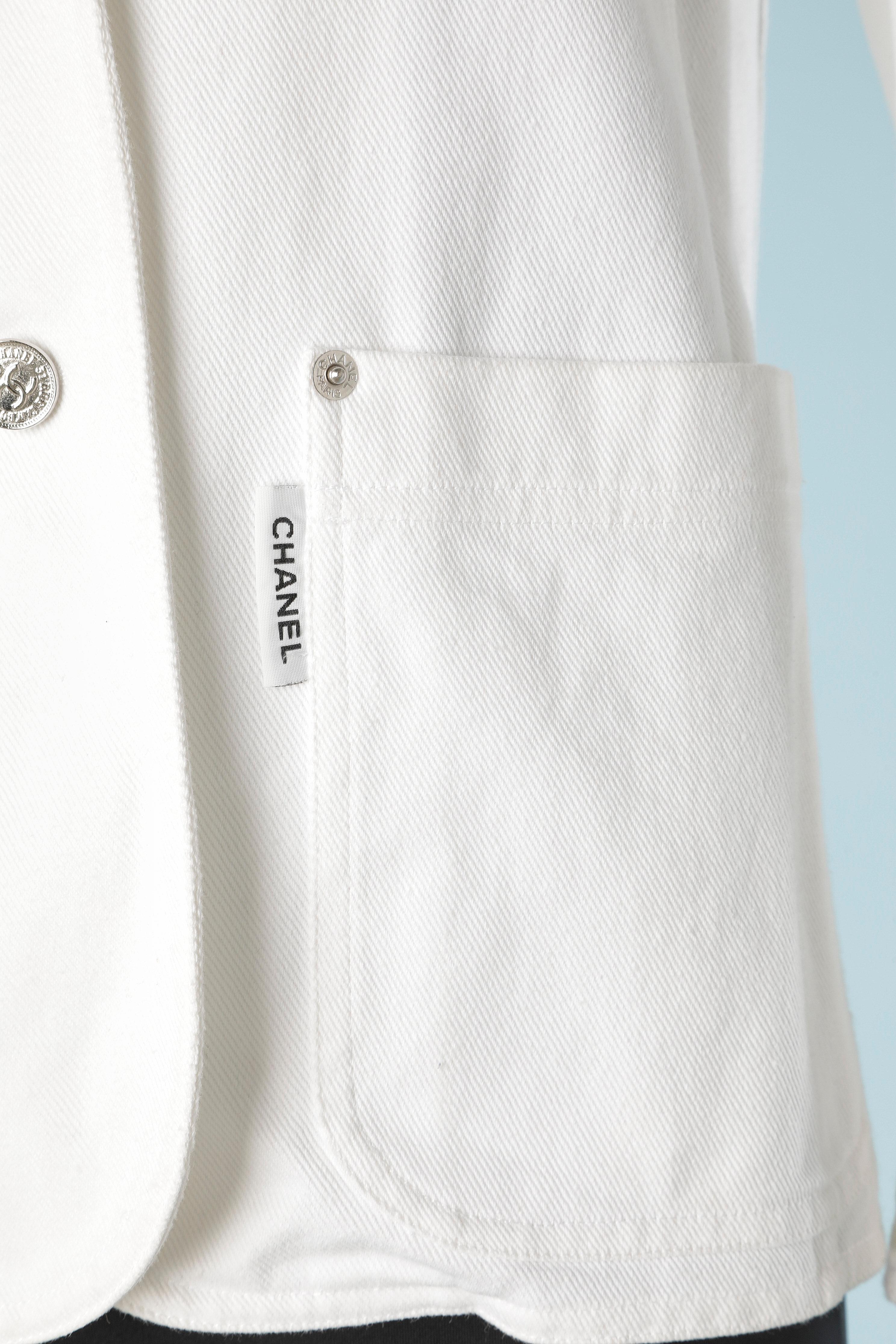 Veste en coton blanc à simple boutonnage avec boutons de marque Chanel  Excellent état - En vente à Saint-Ouen-Sur-Seine, FR