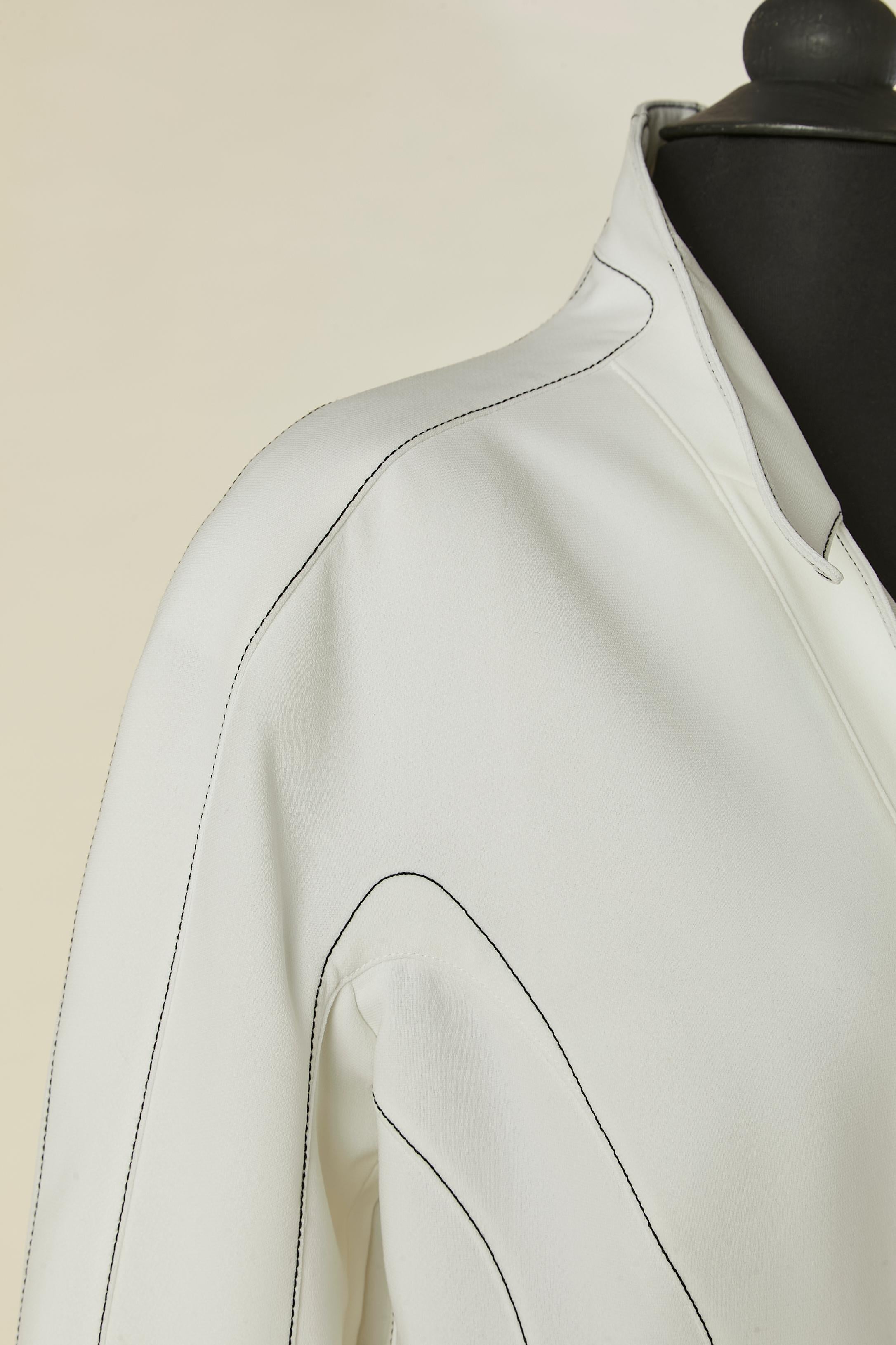 Giacca monopetto bianca con impunture e bordo nero. Composizione del tessuto principale: 100% poliestere. Fodera in acetato. Manica raglan. Chiusura a scatto al centro della vita.
TAGLIA 40 (Fr) M 