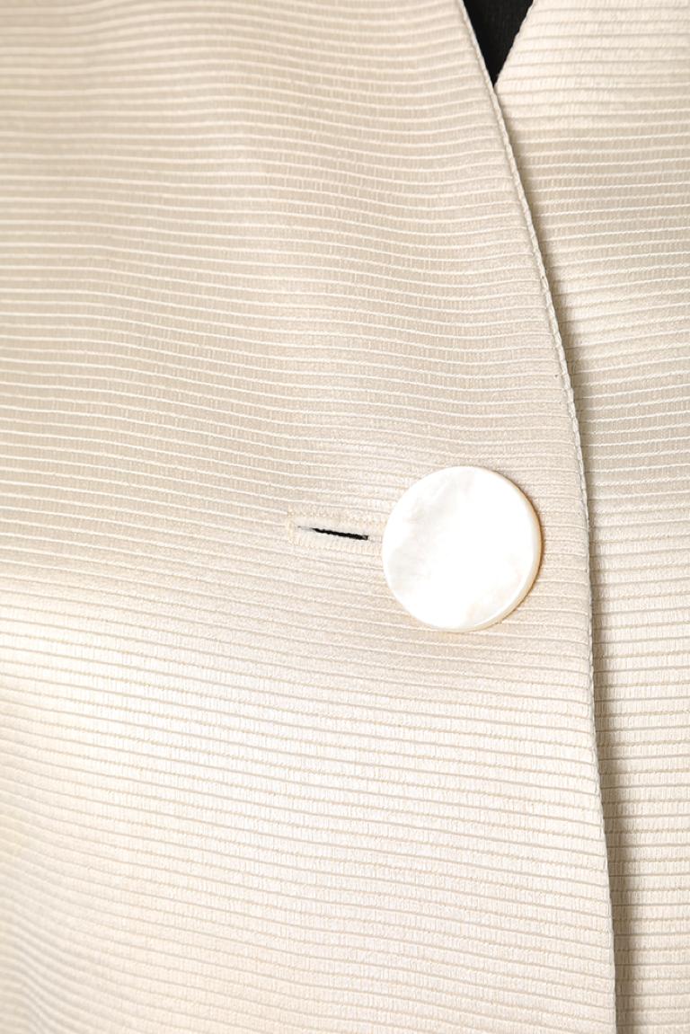 White single breasted silk jacket. Mother of shell buttons. 
SIZE 38 (M)
