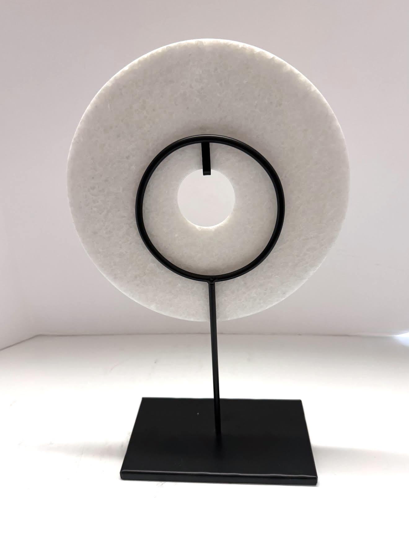 Scultura cinese contemporanea a disco di giada bianca liscia su supporto in metallo.
Si tratta di marmo dolomitico, noto anche come 