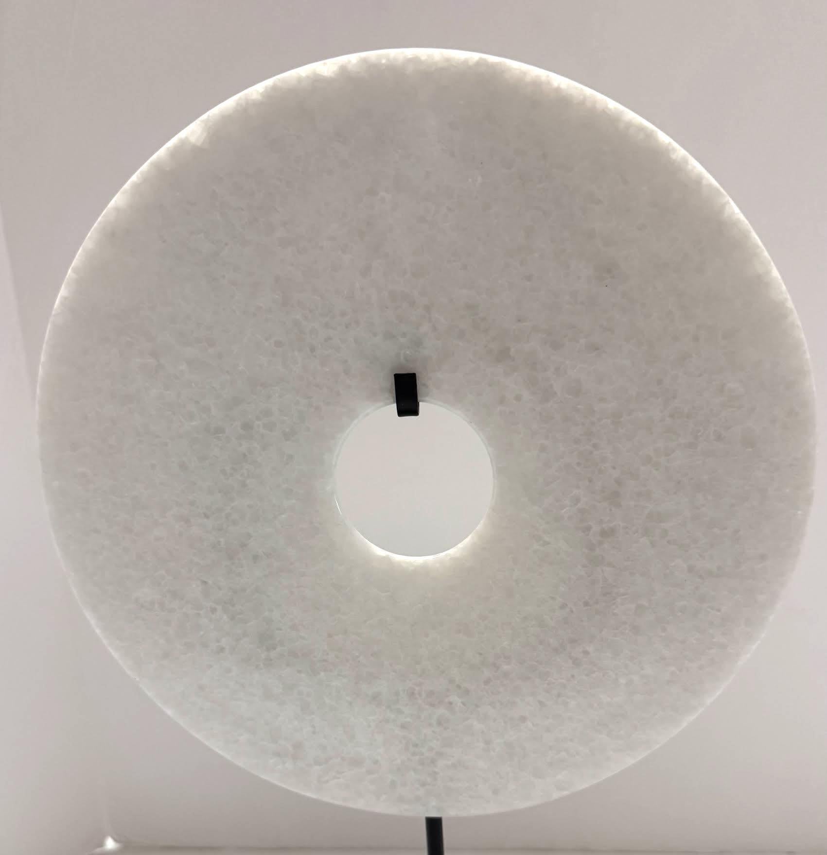 Cinese Scultura a disco di giada liscia singola bianca su supporto, Cina, Contemporaneo in vendita