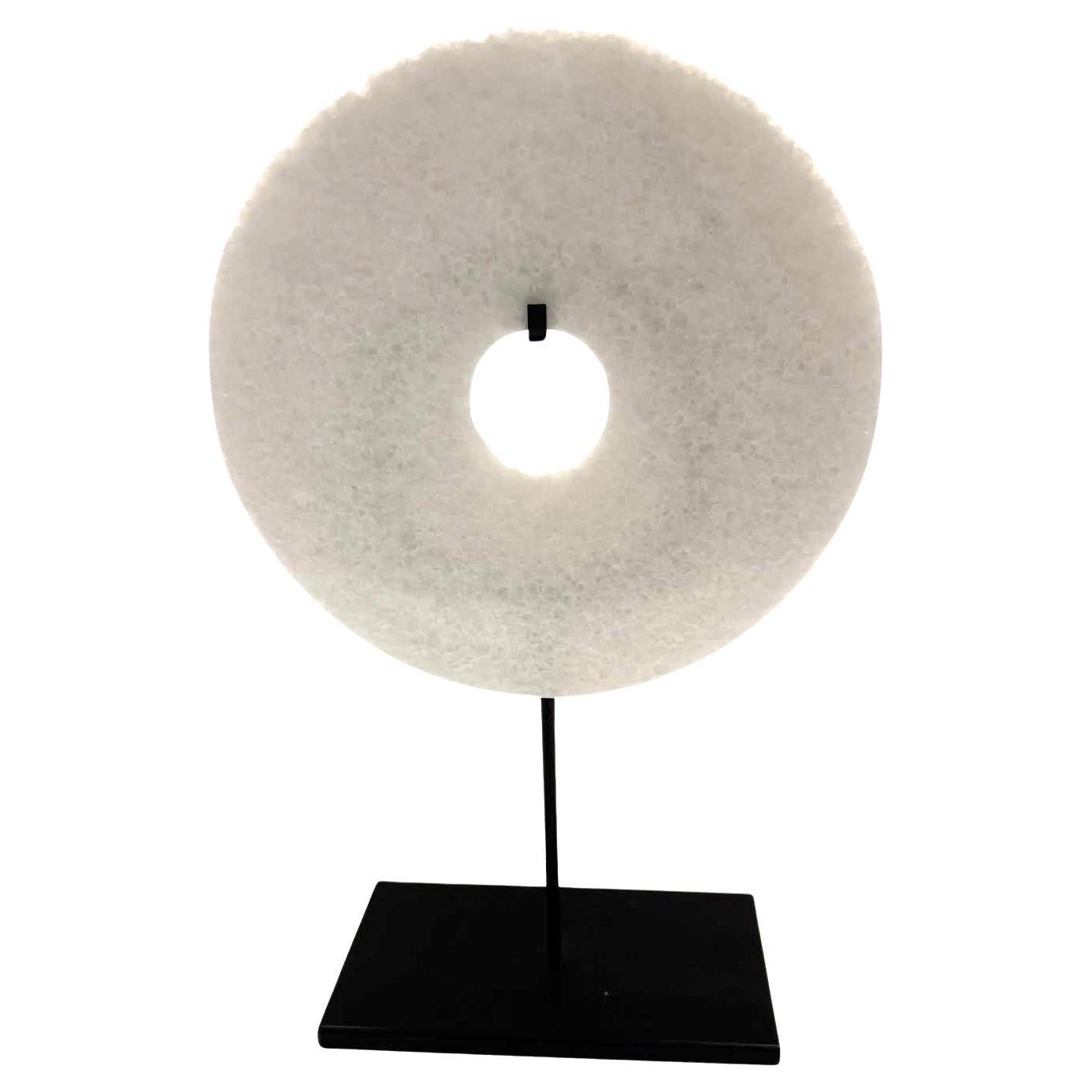 Scultura a disco di giada liscia singola bianca su supporto, Cina, Contemporaneo