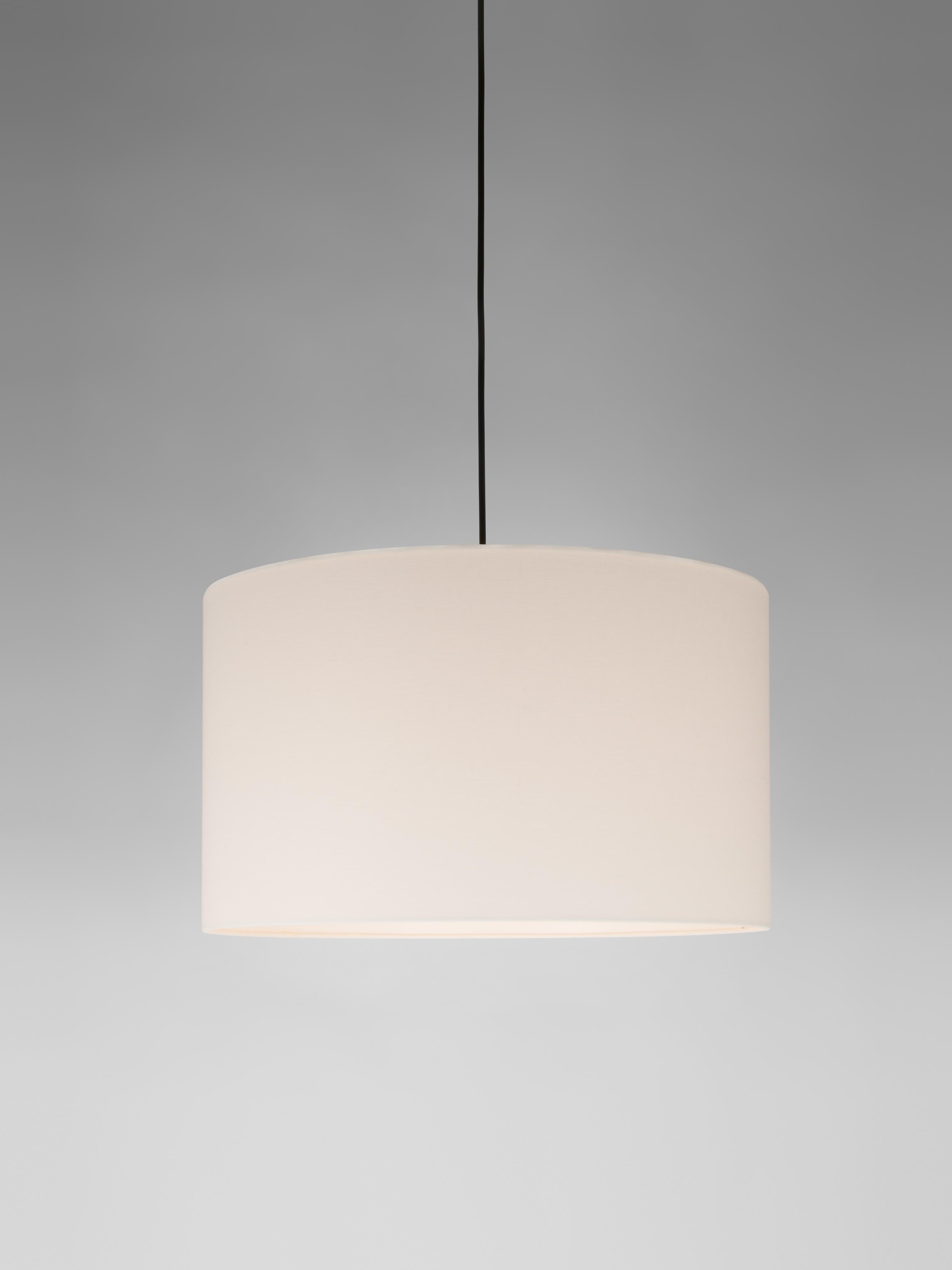 White Sísísí Cilíndricas GT2 pendant lamp by Santa & Cole
Dimensions: D 45 x H 27 cm
Materials: Metal, linen.
Available in other colors.
Also available in two lights version.

Cylindrical in shape, there are two sizes: the PT2 being the small