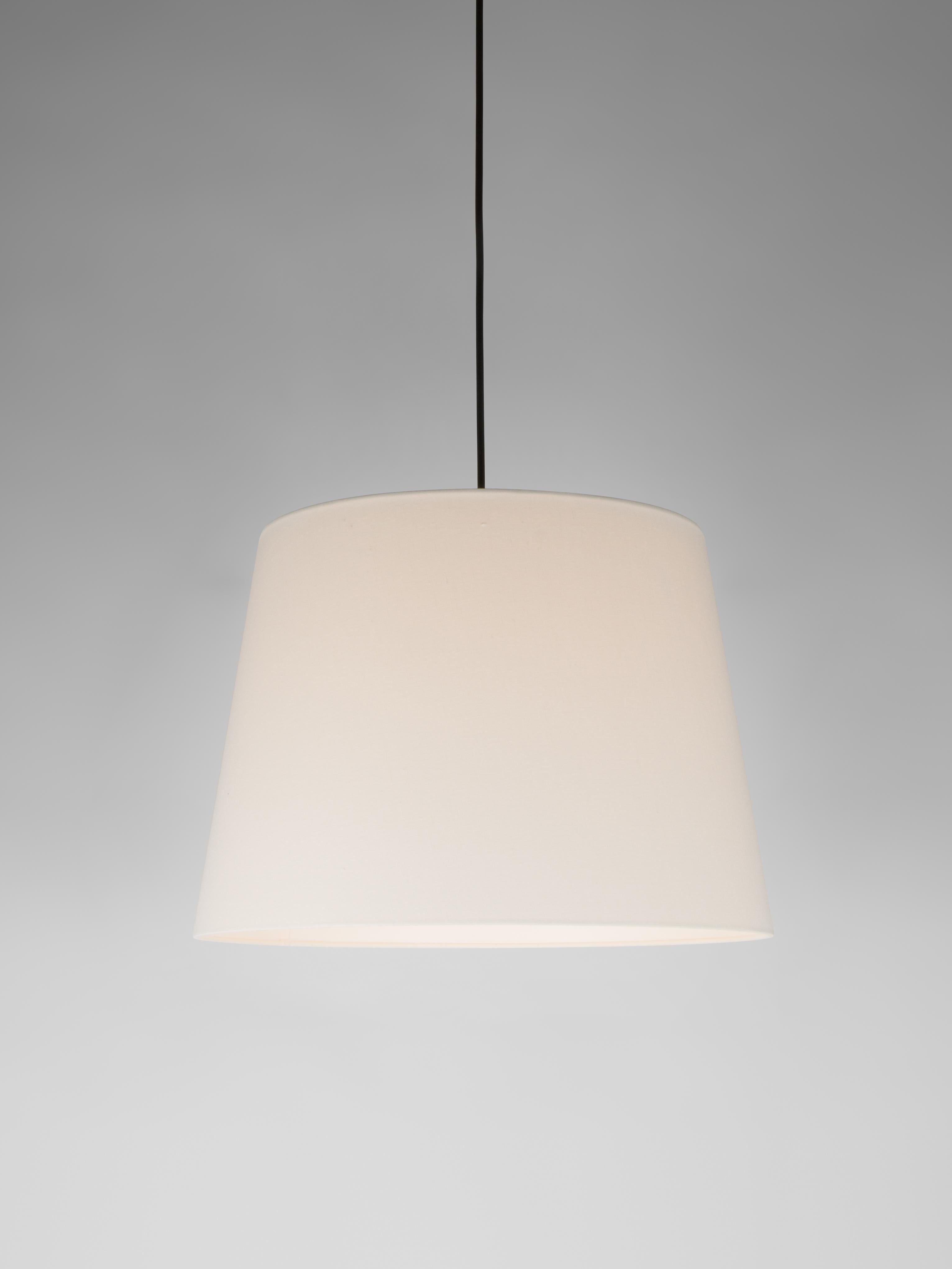 White Sísísí Cónicas GT1 pendant lamp by Santa & Cole
Dimensions: D 45 x H 32 cm
Materials: Metal, linen.
Available in other colors.
Also available in two lights version.

The conical shape group has multiple finishes and sizes. It consists of