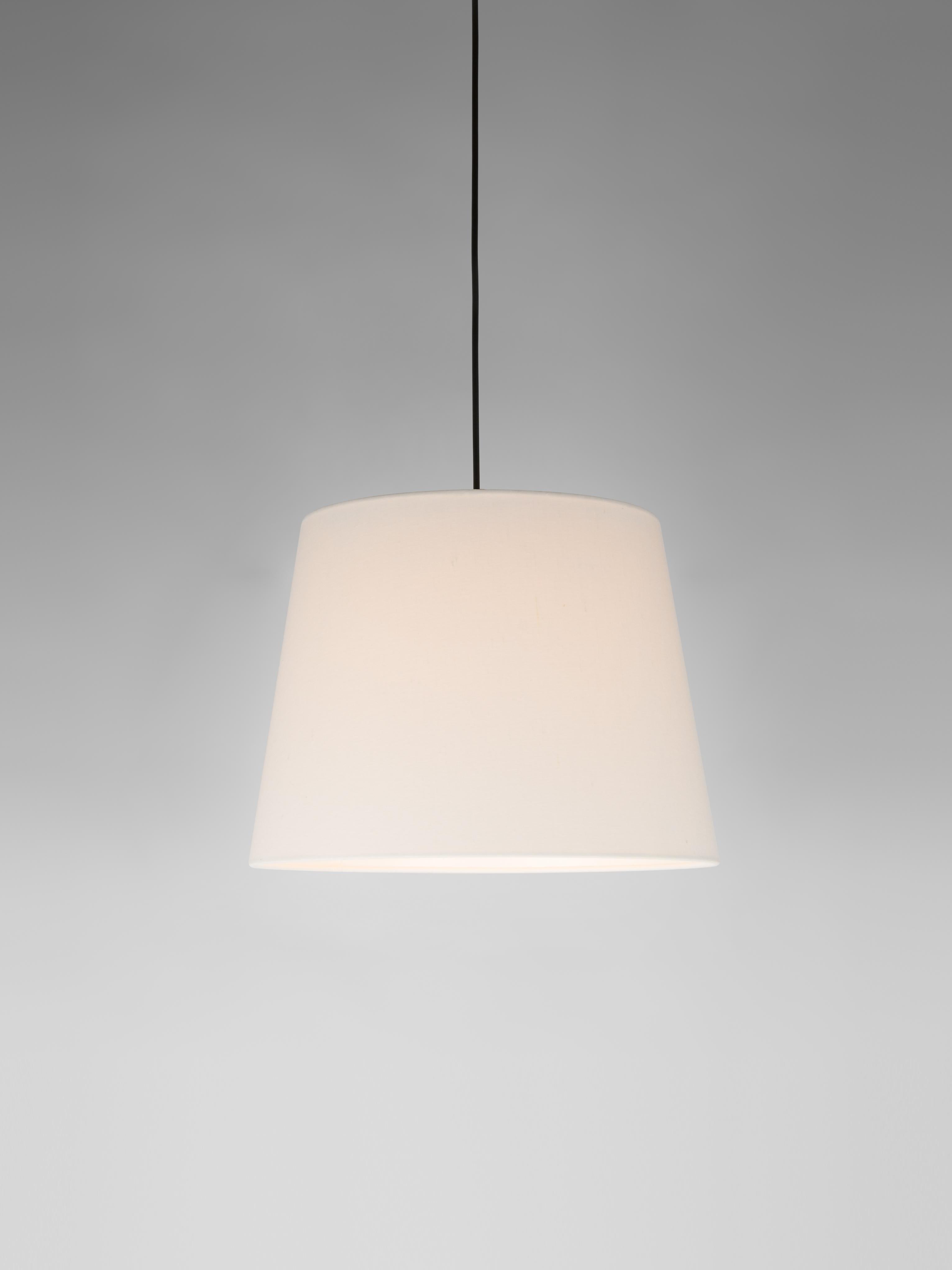 White Sísísí Cónicas GT3 pendant lamp by Santa & Cole
Dimensions: D 36 x H 27 cm
Materials: Metal, linen.
Available in other colors.

The conical shape group has multiple finishes and sizes. It consists of four sizes: PT1, MT1, GT1 and GT3, and