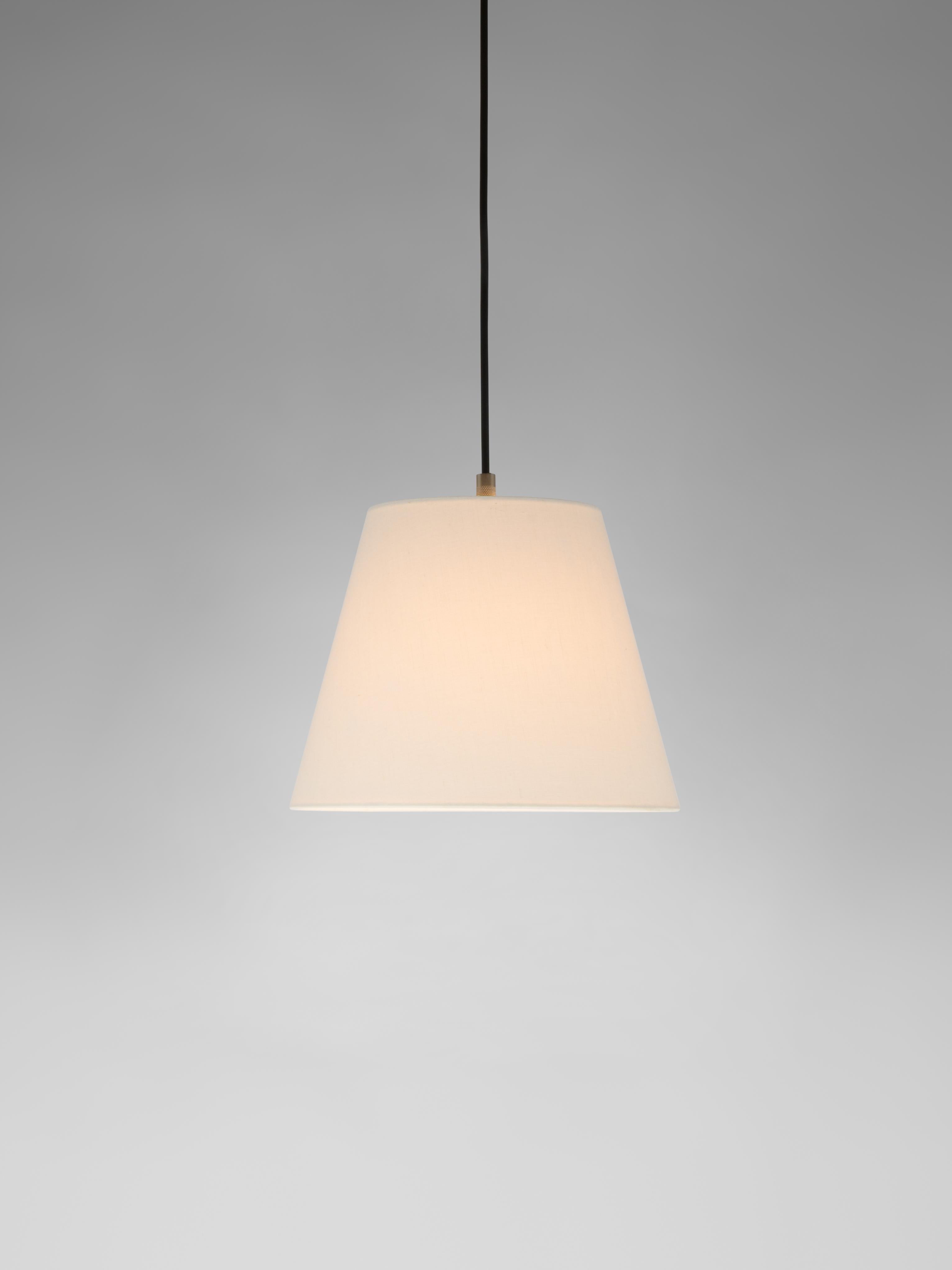 White Sísísí Cónicas MT1 pendant lamp by Santa & Cole
Dimensions: D 25 x H 20 cm
Materials: Metal, linen.
Available in other colors.

The conical shape group has multiple finishes and sizes. It consists of four sizes: PT1, MT1, GT1 and GT3, and