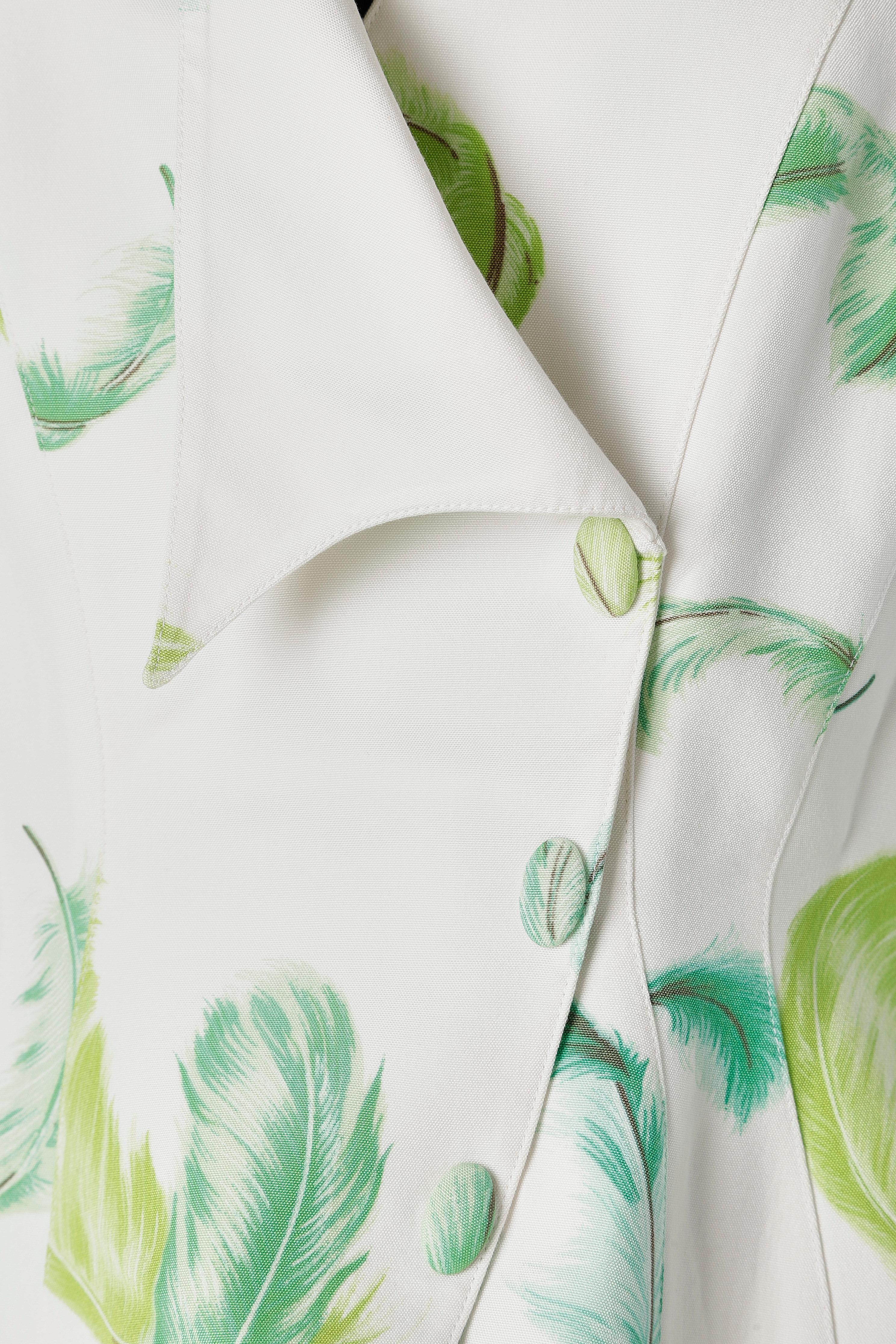 White skirt-suit with green feathers print .  Double-breasted's jacket with thin shoulder-pad and snap covered with fabric. Cut-work.
Fabric composition: 95% rayon, 5% silk.
SIZE 38 (Fr) 8 or M (Us) The skirt fit more like S (waist= 62 cm)