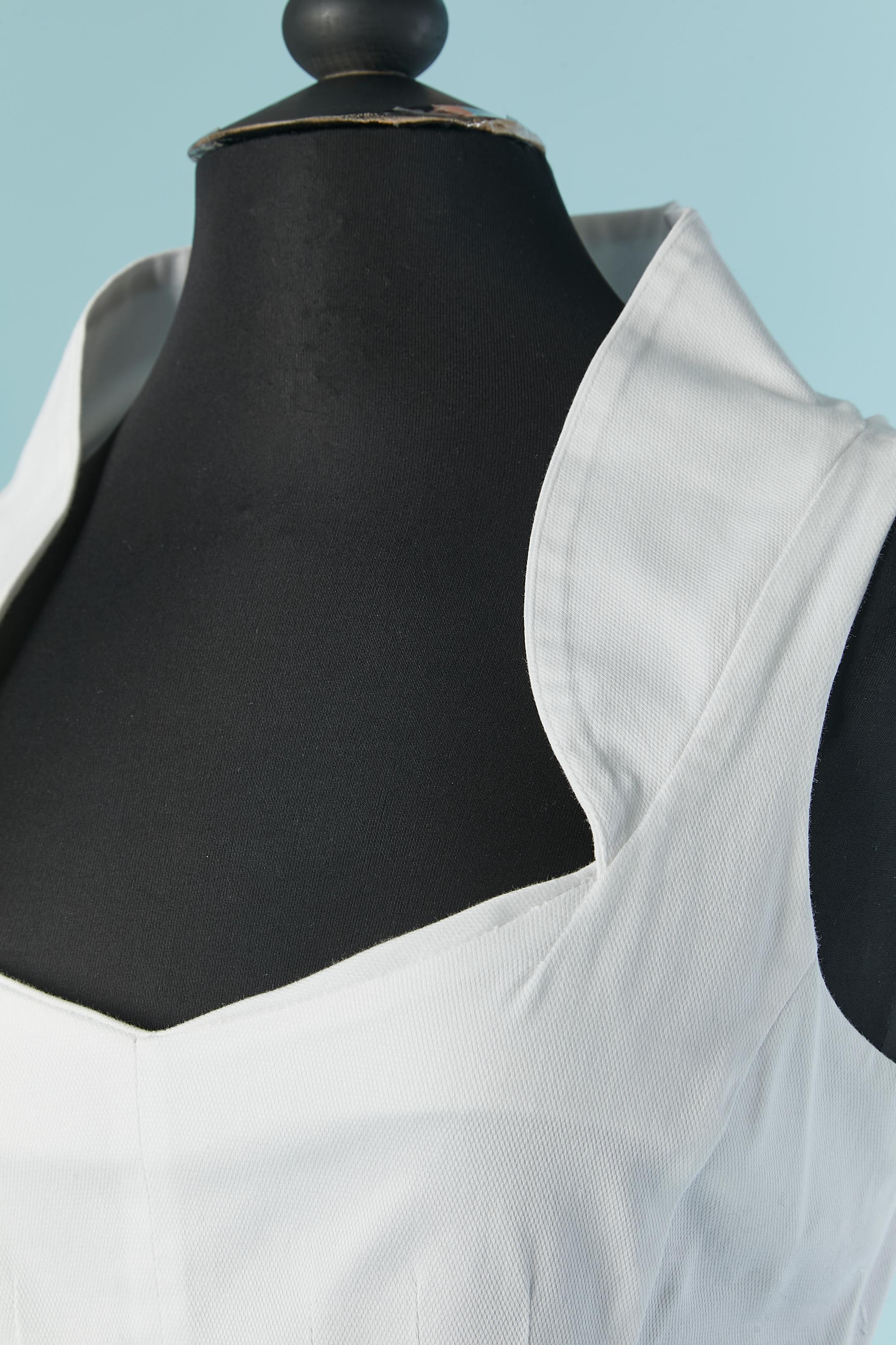 White sleeveless cotton dress with same fabric lining on the shoulder straps and around the armhole. 
Split on the middle back, lenght = 22cm
Authenticity hologram. 
SIZE 42 (It) 38 (Fr) M 