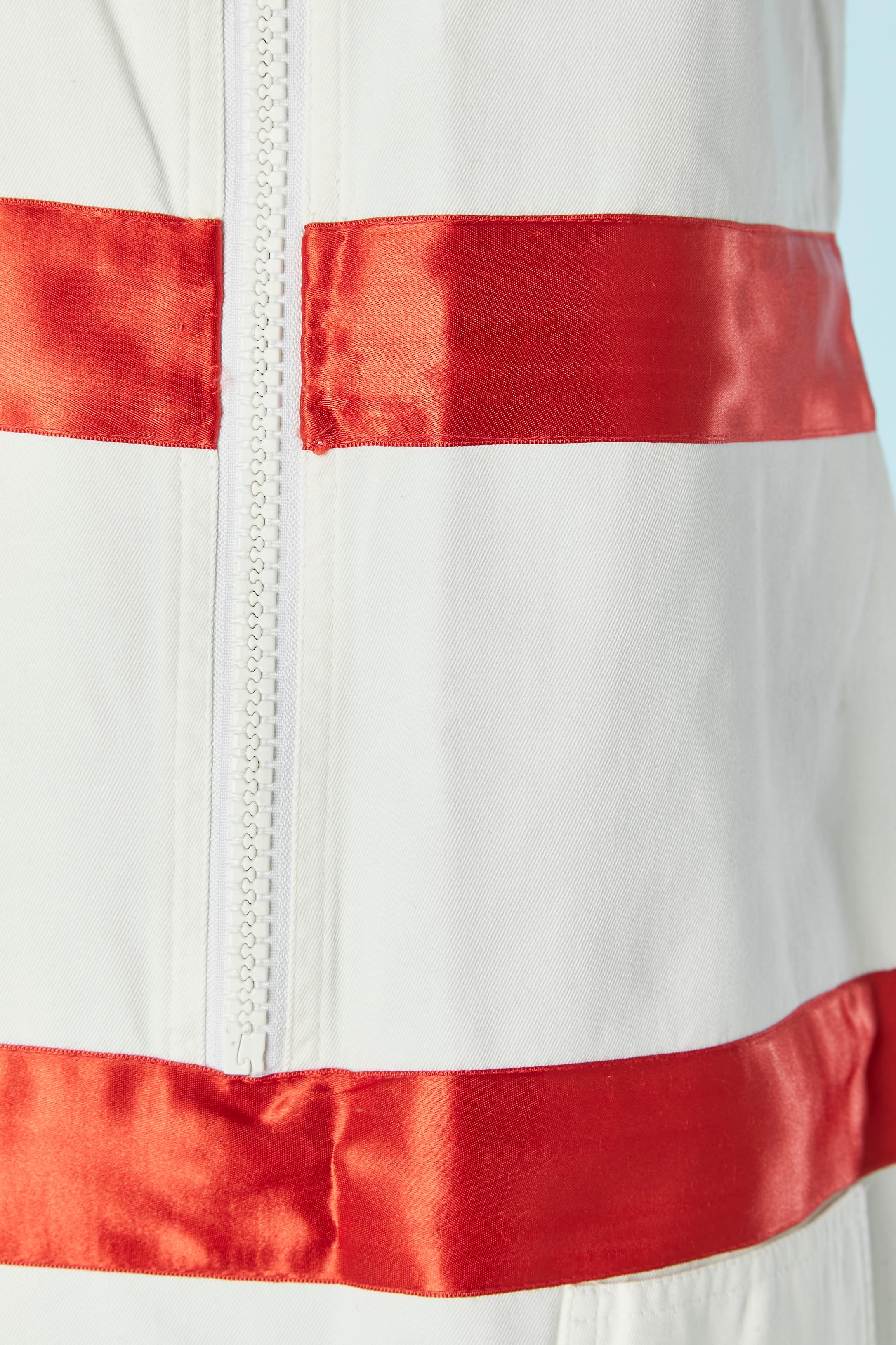 Grigio Abito bianco senza maniche in cotone con nastro di raso rosso applicato Courrèges in vendita