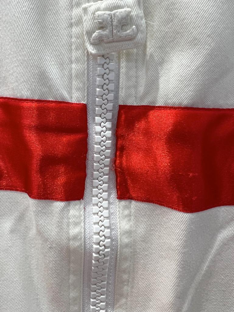 Abito bianco senza maniche in cotone con nastro di raso rosso applicato Courrèges in vendita 3
