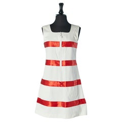 Robe sans manches en coton blanc avec appliqué de ruban de satin rouge Courrèges