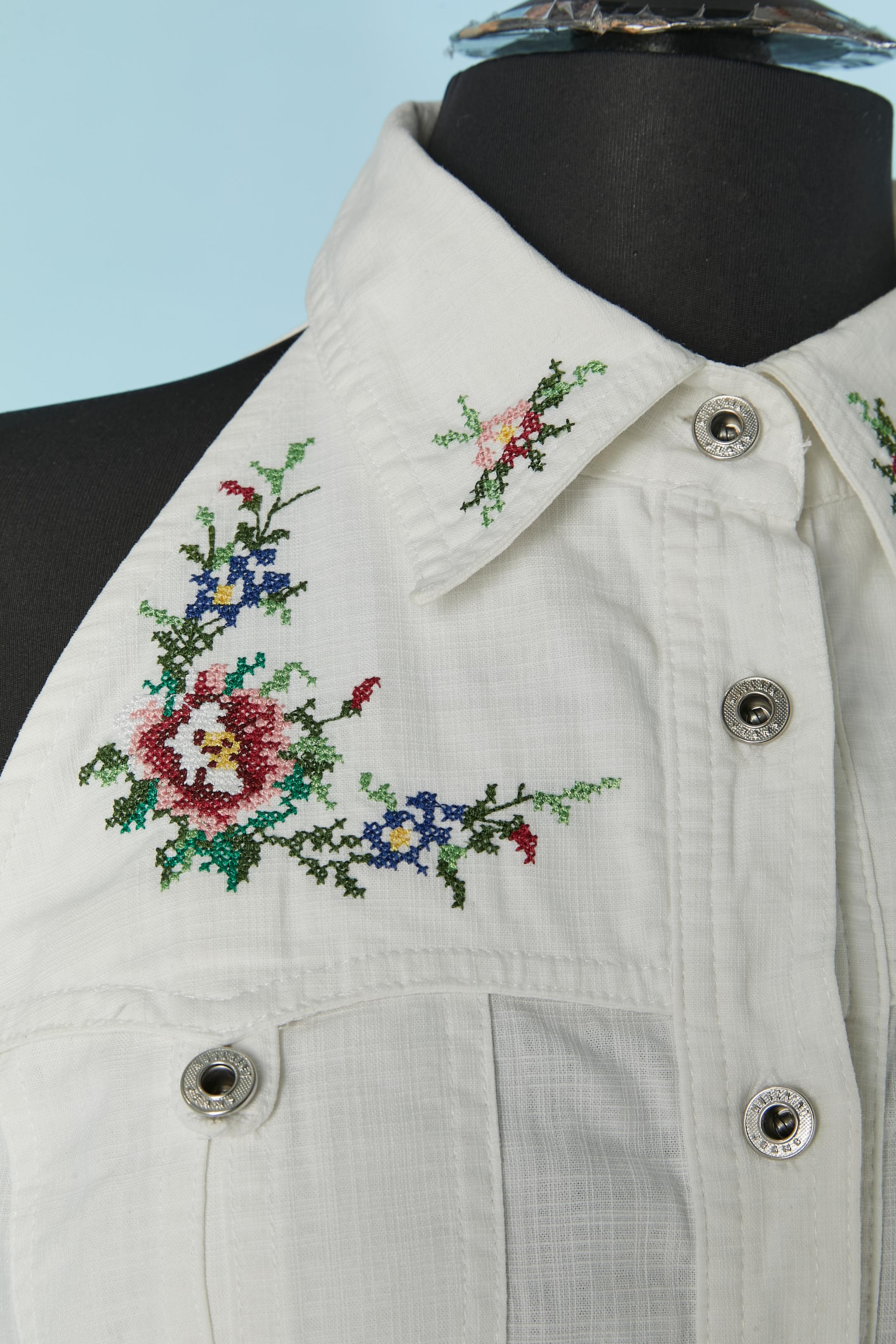White sleeveless cotton dress with thread embroideries. Fabric composition: 97% cotton, 3% elastane. 
Branded button and buttonhole closure on the middle front and on the breast pocket.
Box pleats on the front and on the middle back. 
SIZE 42 (It) 8