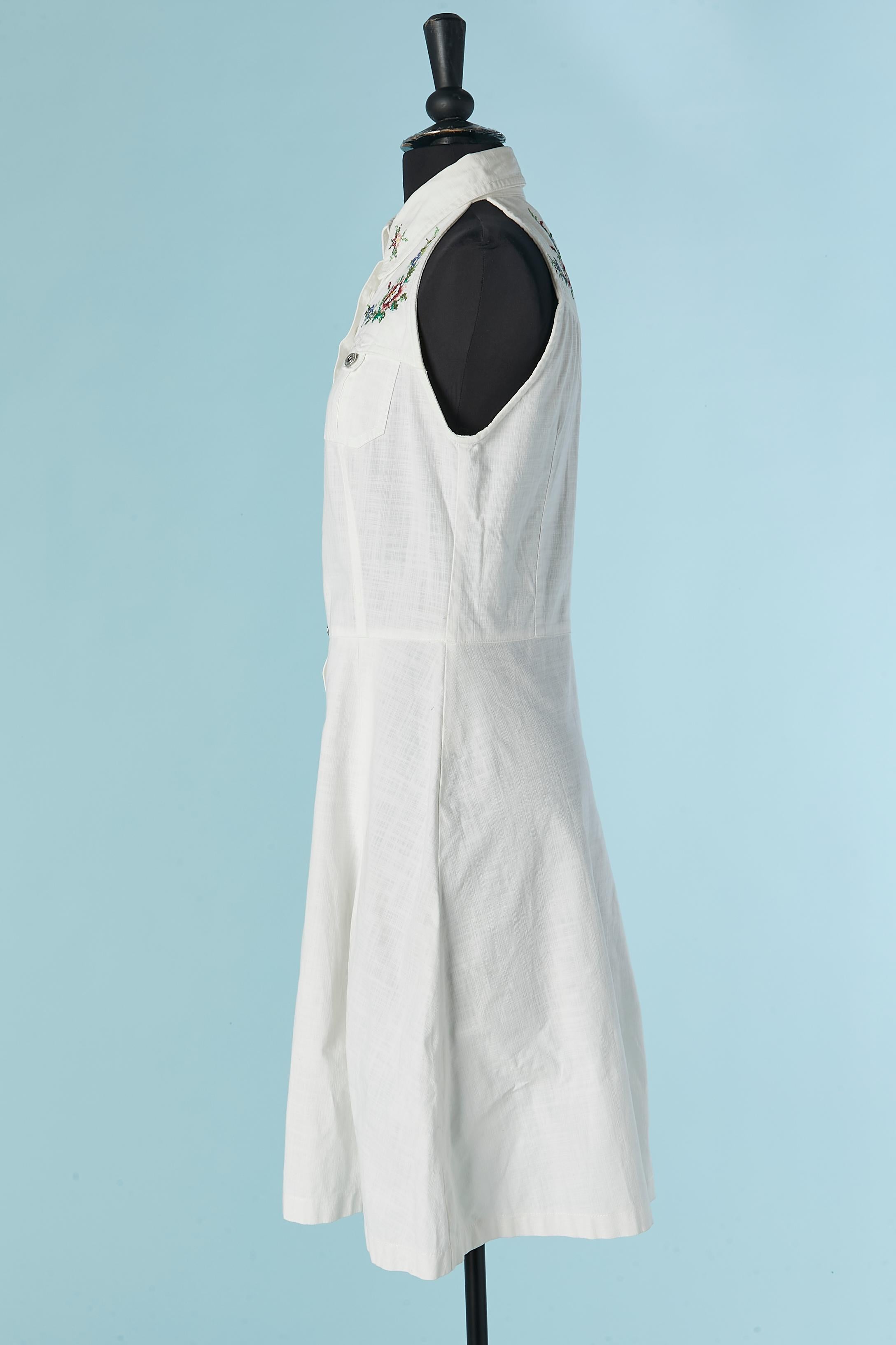 White sleeveless cotton dress with thread embroideries MOSCHINO JEANS In Excellent Condition For Sale In Saint-Ouen-Sur-Seine, FR