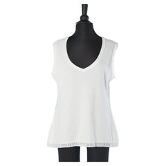 T-shirt sans manches en coton blanc avec bord inférieur en dentelle de marque Chanel 