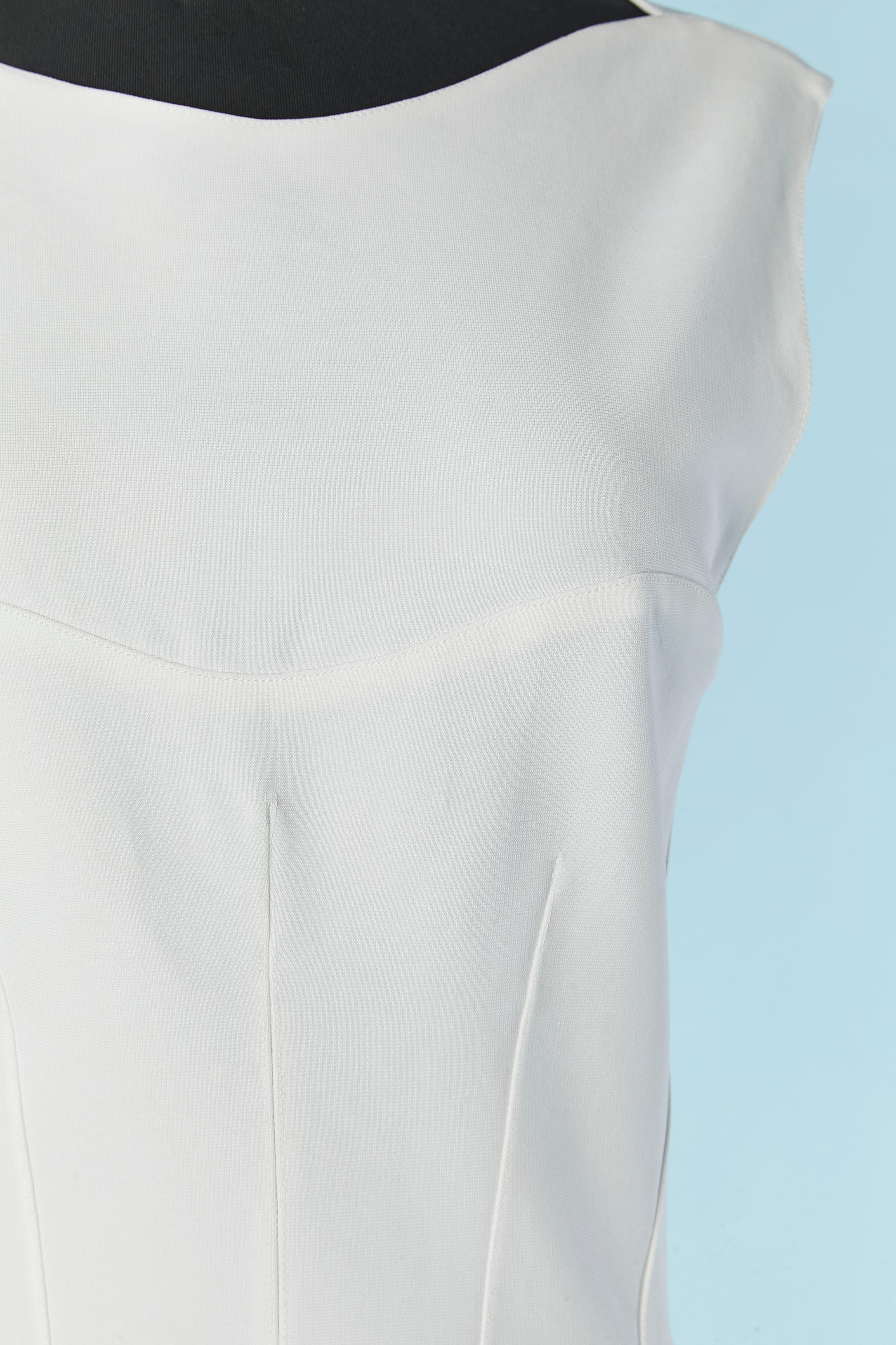 Vestido blanco sin mangas con cierre de cremallera en la parte central de la espalda hasta el final y estrella blanca en el tirador superior de la cremallera . 
La etiqueta de composición del tejido se ha cortado, pero probablemente sea jersey de