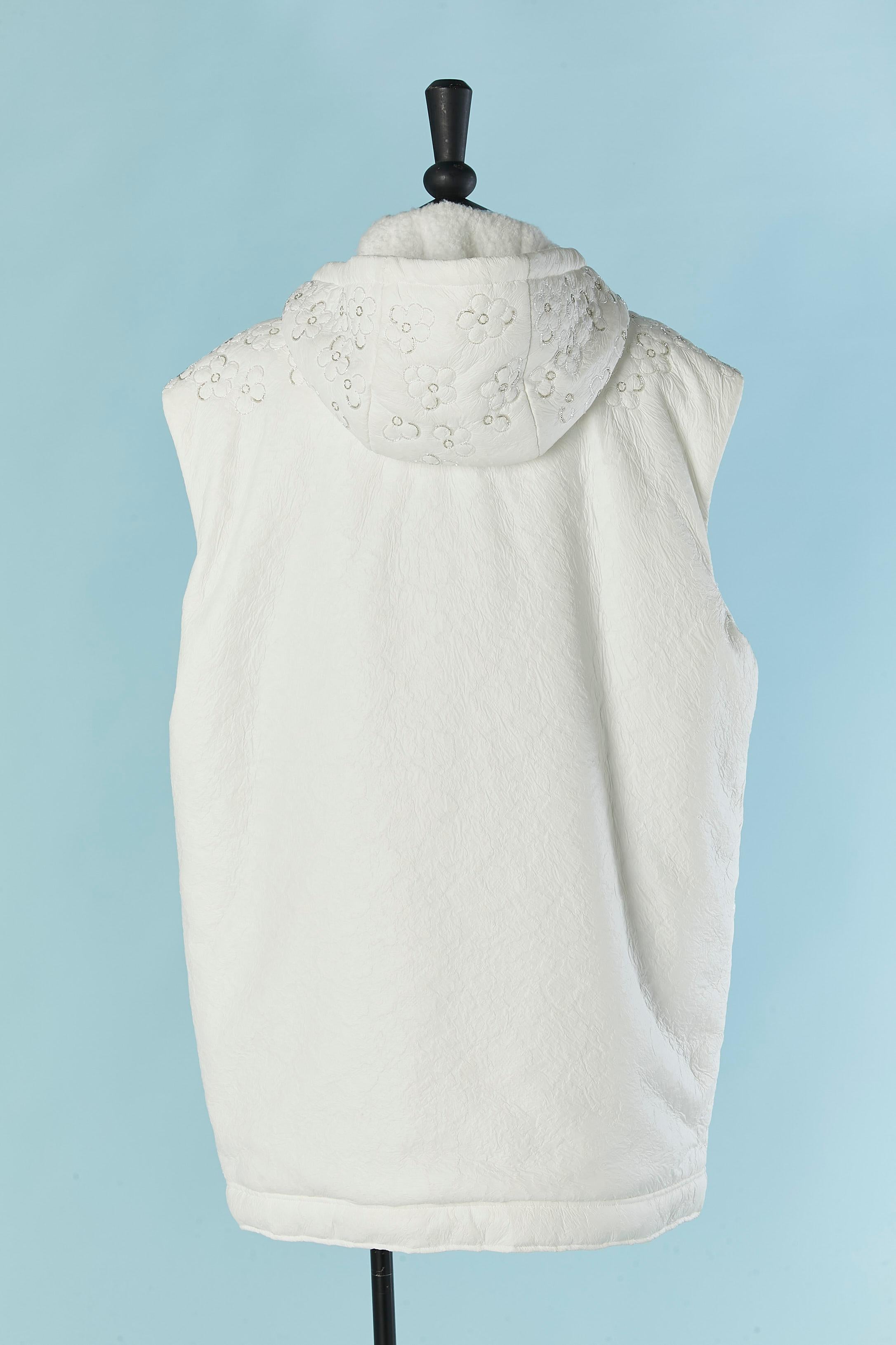 Veste sans manches blanche légèrement paddée et enduite avec capuche CHANEL F/W 2019-2020. en vente 5